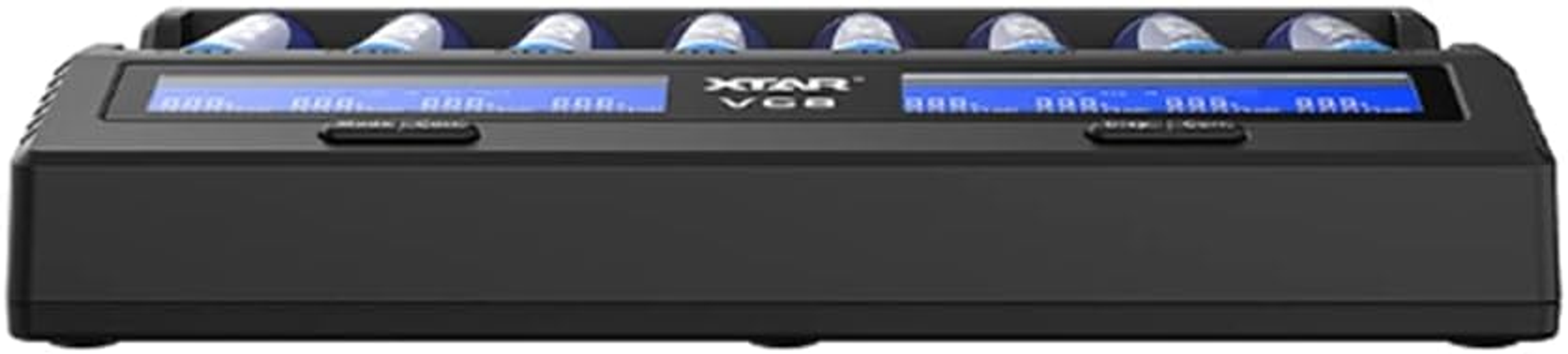 Ein schwarzes Batterieladegerät mit mehreren Steckplätzen und einem blauen LCD-Bildschirm, der den Ladestatus anzeigt.