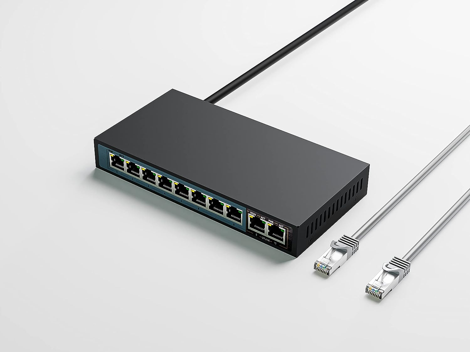 Uno switch di rete nero con più porte e due cavi di rete grigi, su sfondo bianco.