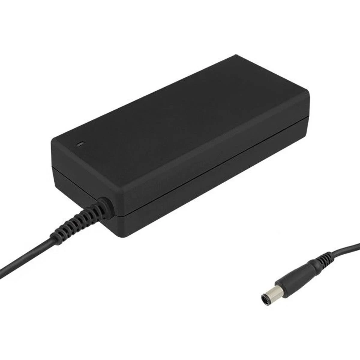 Schwarzes Laptop-Ladegerät mit Kabel und Stecker. Das Ladegerät ist rechteckig.