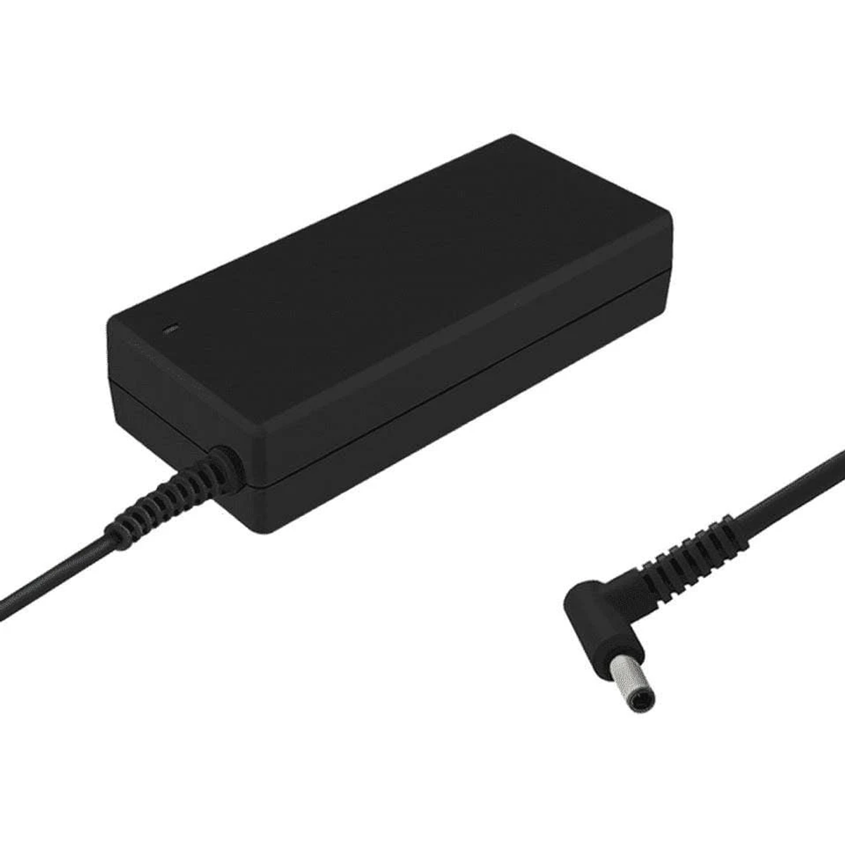 Ein schwarzes Netzteil mit Kabel und separatem Stecker wird gezeigt.