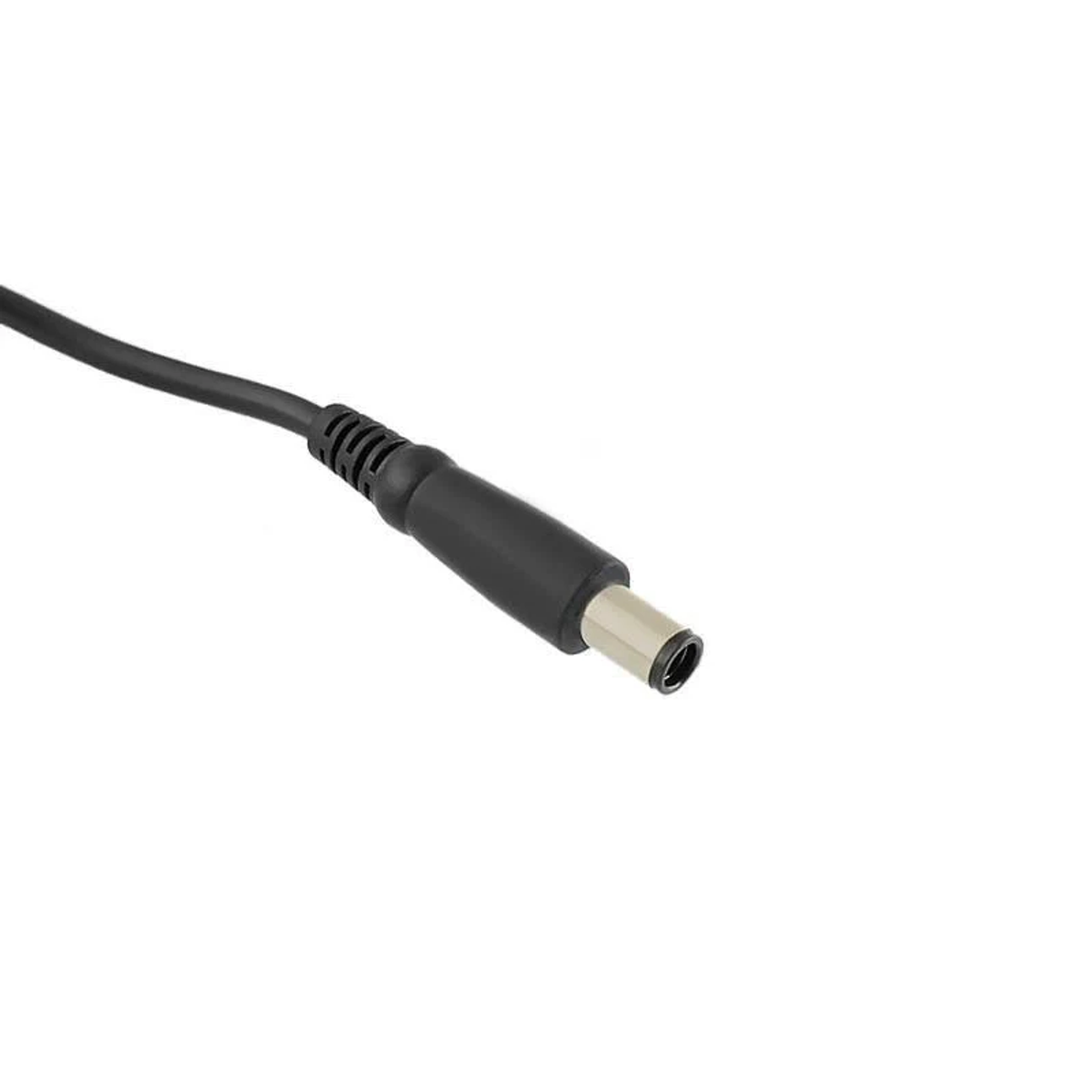Ein schwarzes Netzkabel mit einem Gleichstromanschluss, isoliert auf weißem Hintergrund.