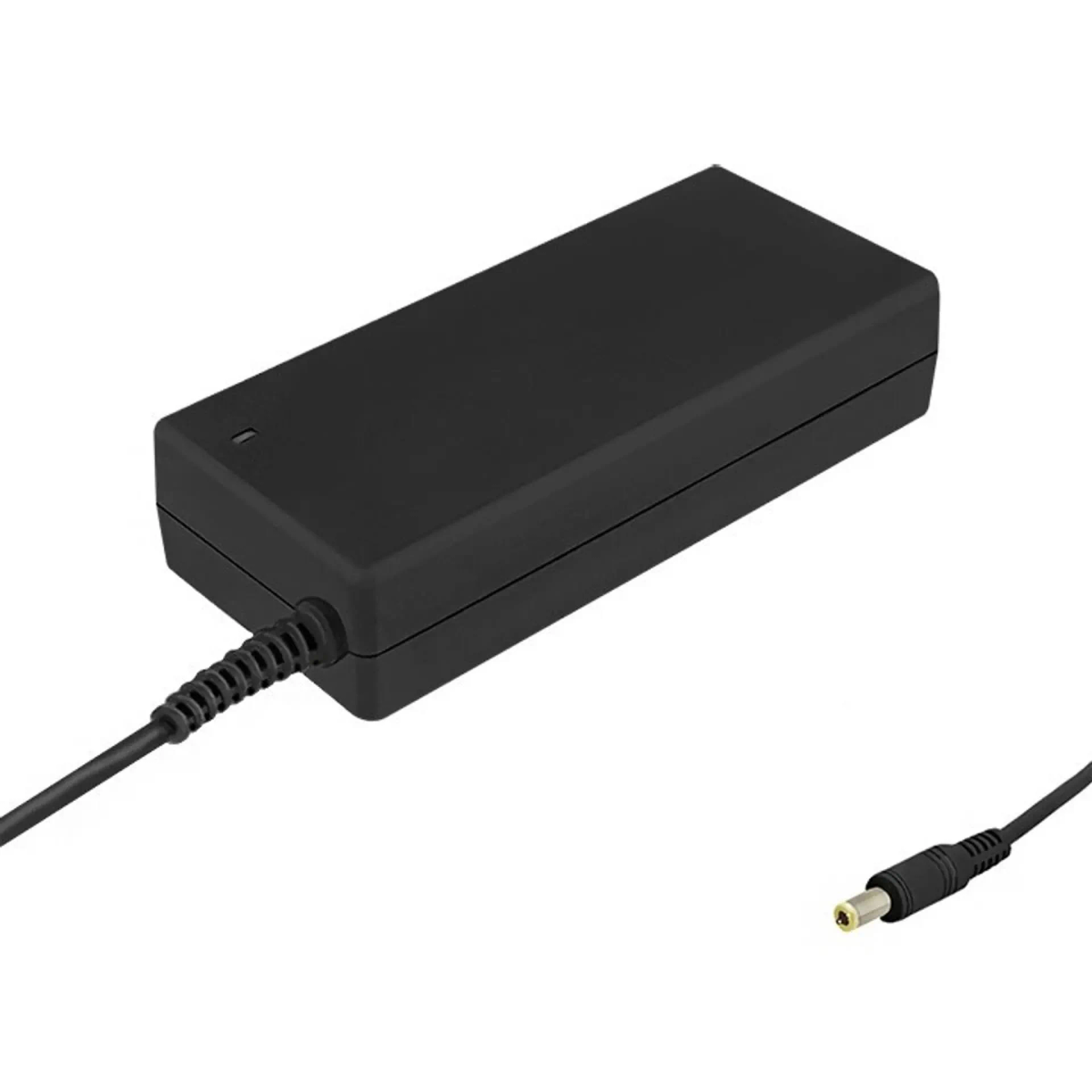 Schwarzes Netzteil mit Kabel und Stecker auf weißem Hintergrund.