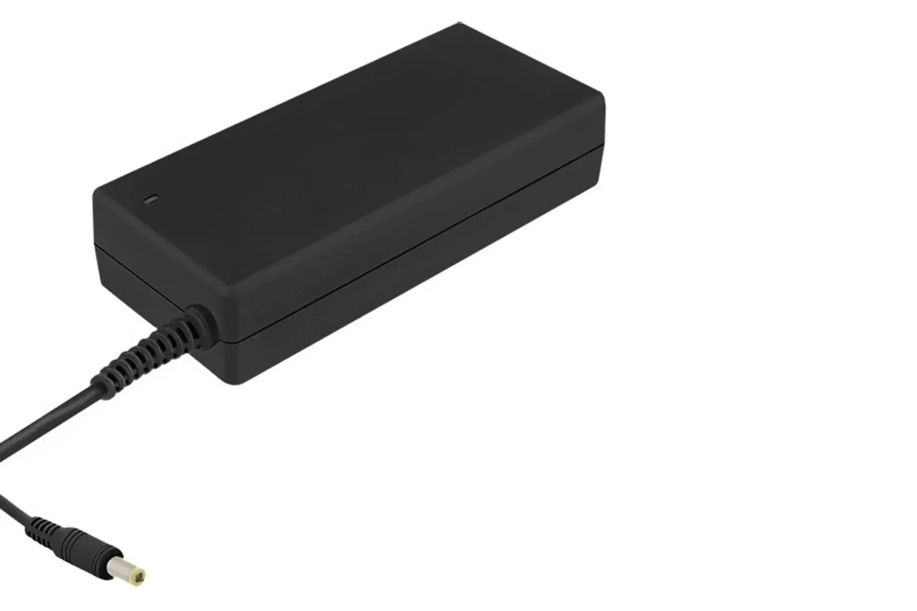 Schwarzes Netzteil mit Kabel und Stecker, auf weißem Hintergrund angewinkelt.