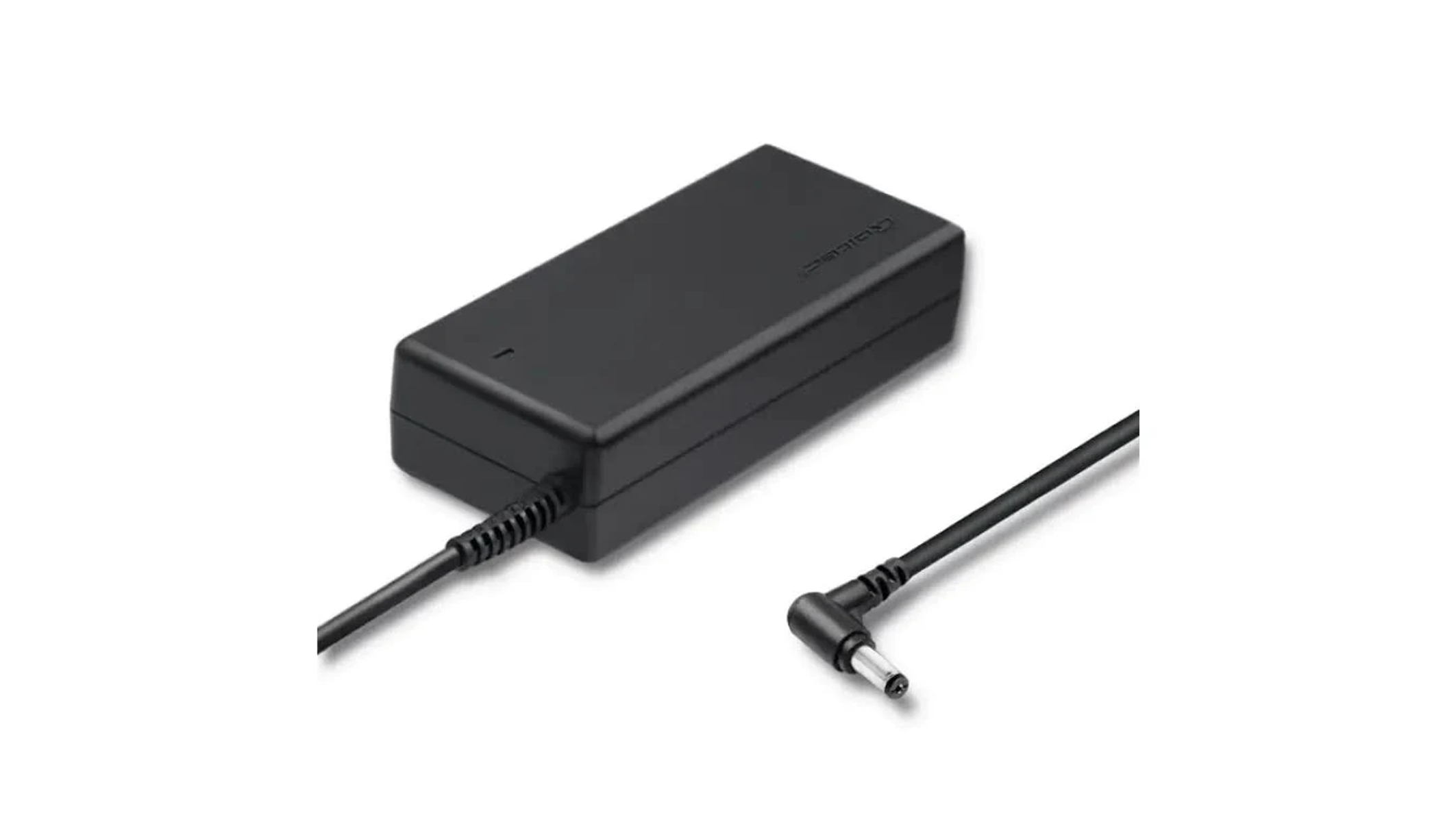 Schwarzes Netzteil mit Kabel und Stecker, auf weißem Hintergrund.