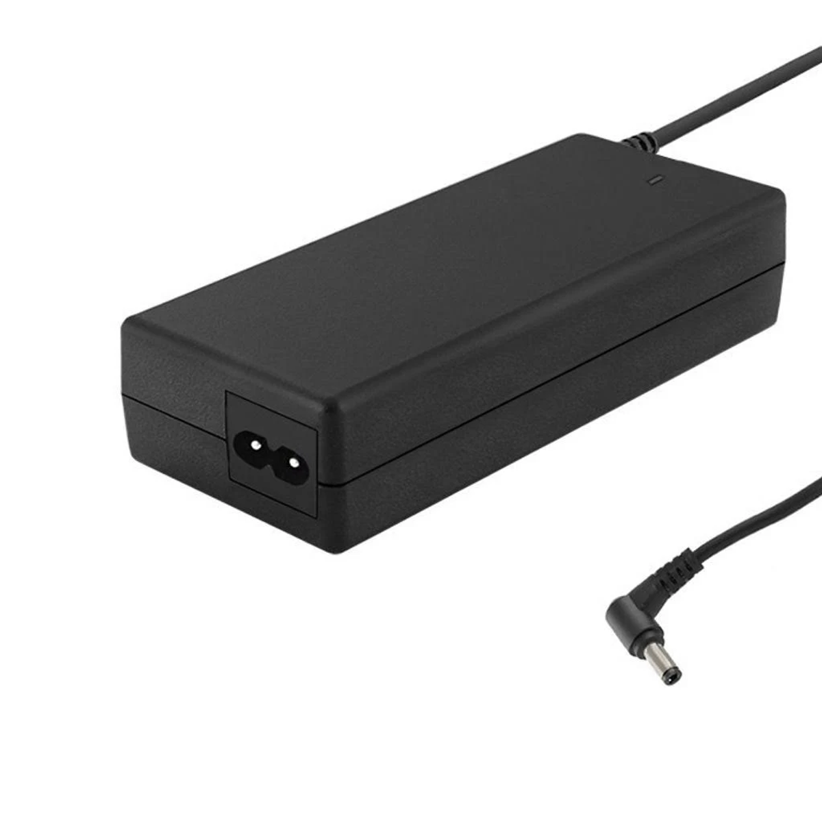 Ein schwarzes Laptop-Ladegerät mit Netzkabel und Stecker, isoliert.