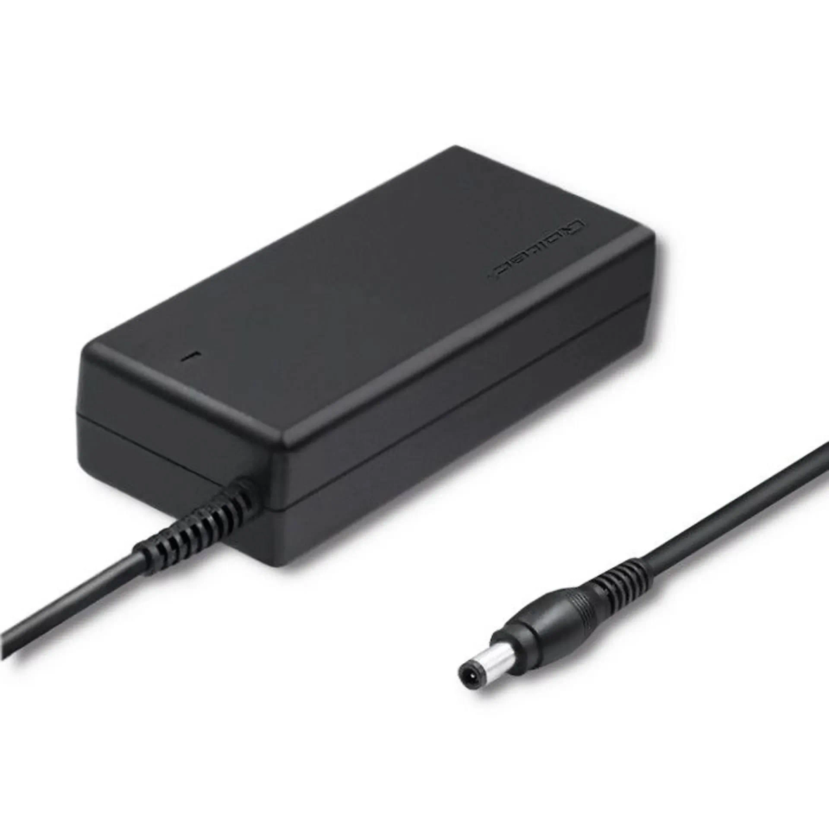 Schwarzes Laptop-Netzteil mit schwarzem Kabel und Stecker auf weißem Hintergrund.