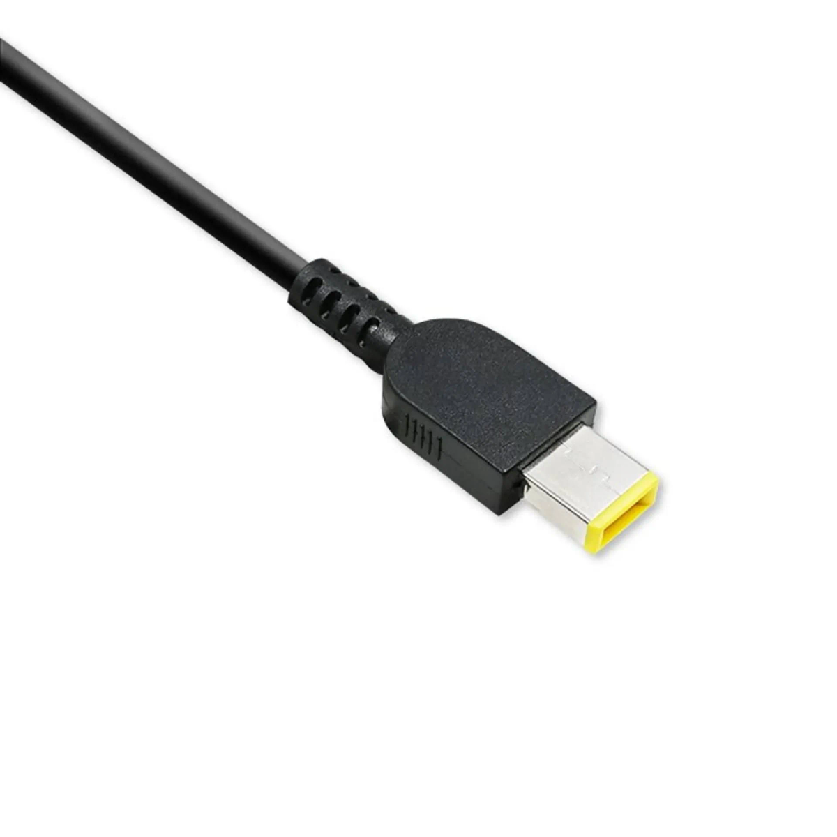 Ein schwarzes Lenovo-Ladekabel mit gelbem USB-C-Anschluss auf weißem Hintergrund, nach oben geneigt.