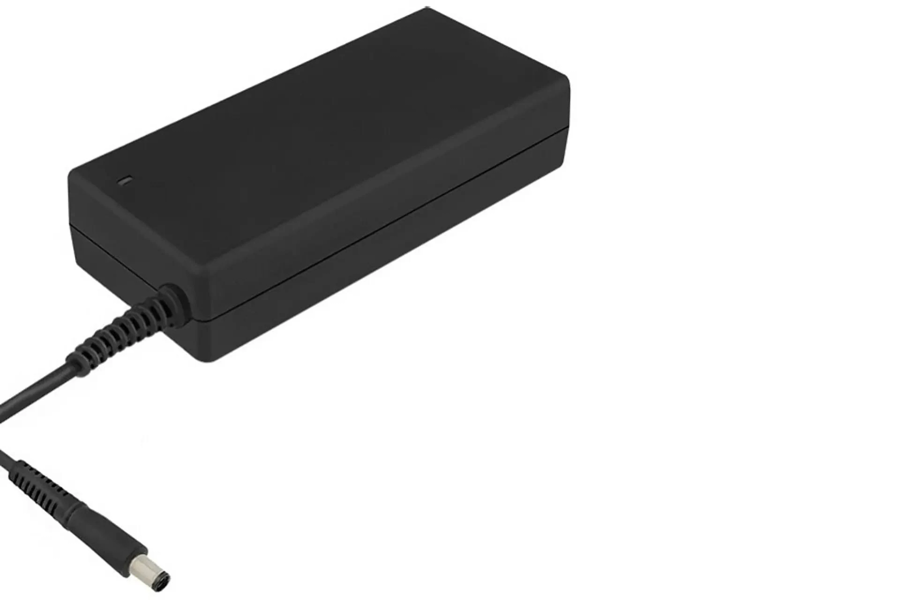 Ein schwarzer Laptop-Netzadapter mit Kabel und Stecker. Weißer Hintergrund.