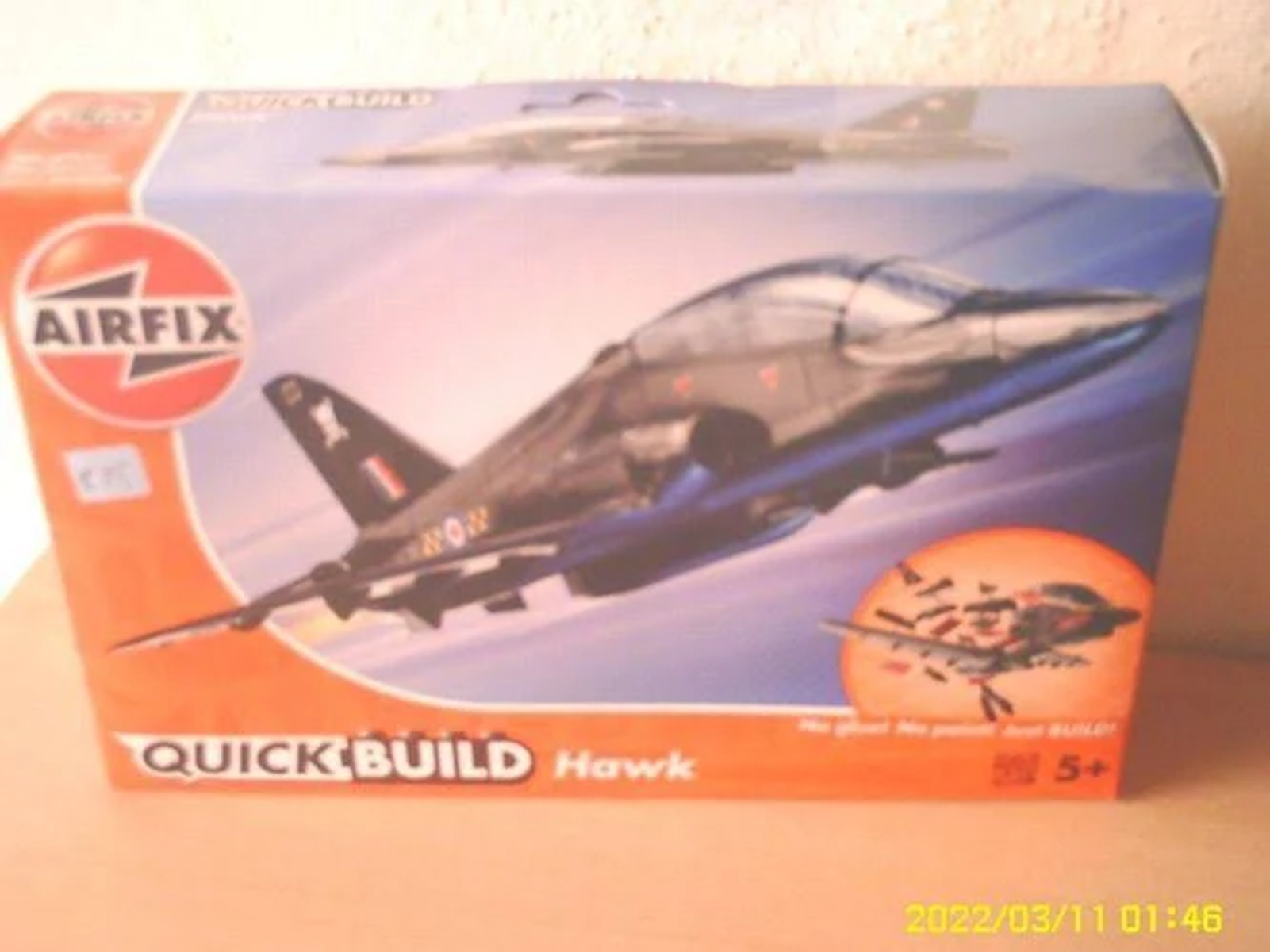 Verpackter Airfix Quick Build Hawk Modellflugzeugbausatz mit Flugzeugabbildung.