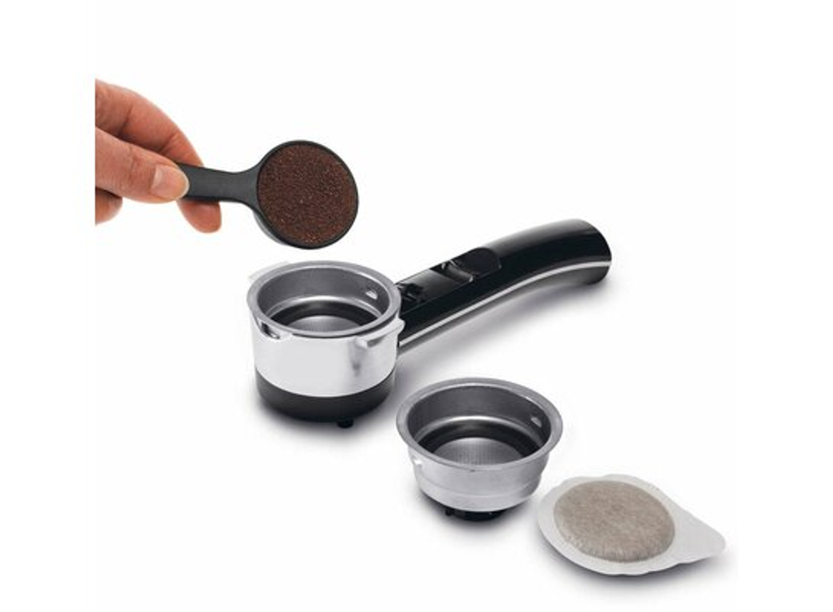 Części ekspresu do kawy: kolba, dwa kosze filtracyjne, saszetka z kawą i łyżka z kawą mieloną.