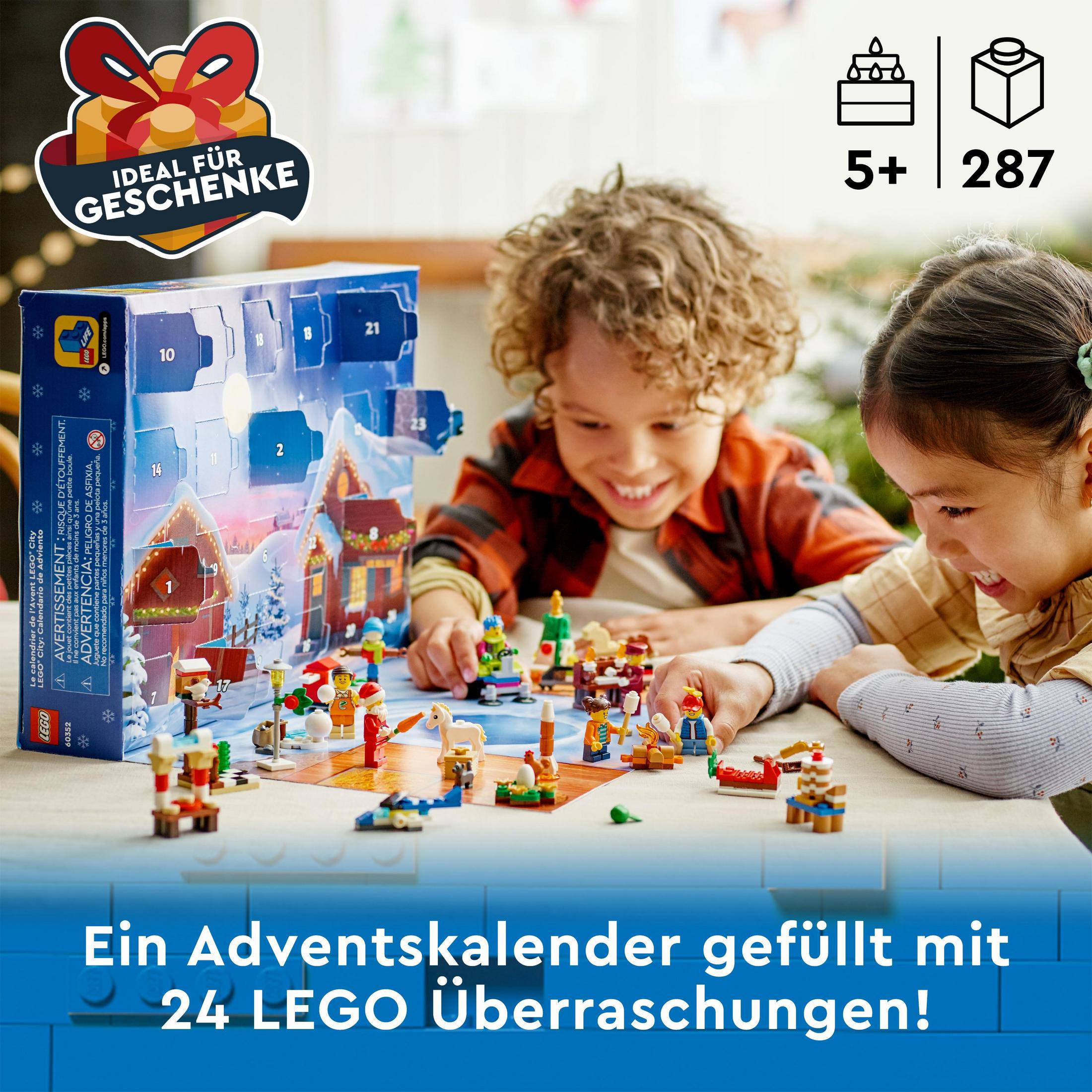 Zwei Kinder spielen aufgeregt mit einem Lego-Adventskalender, mit Bausteinen auf einem Tisch.