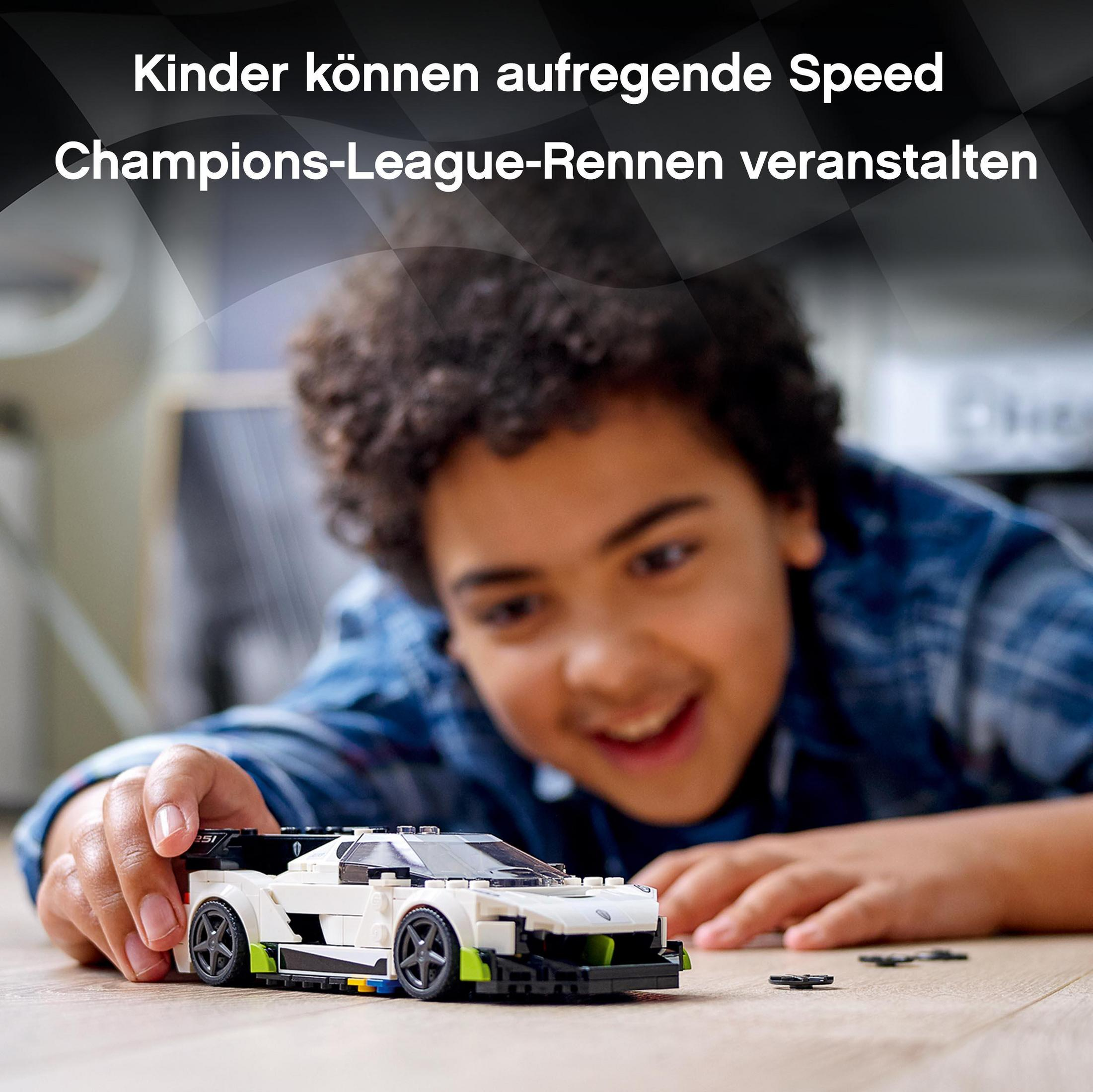 Ein Kind spielt mit einem weißen Rennwagen. Deutscher Text oben. Verschwommener Hintergrund.