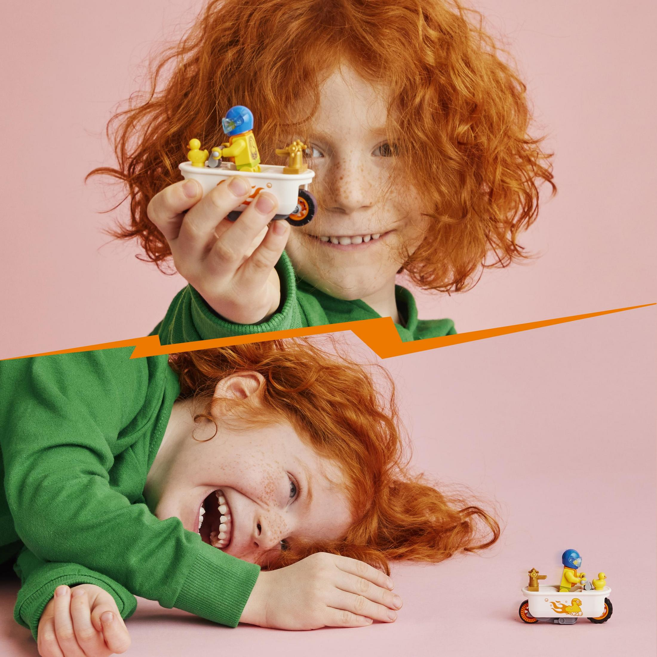 Dwa zdjęcia dziecka bawiącego się klockami Lego. Różowe tło. Dziecko uśmiechnięte i szczęśliwe.