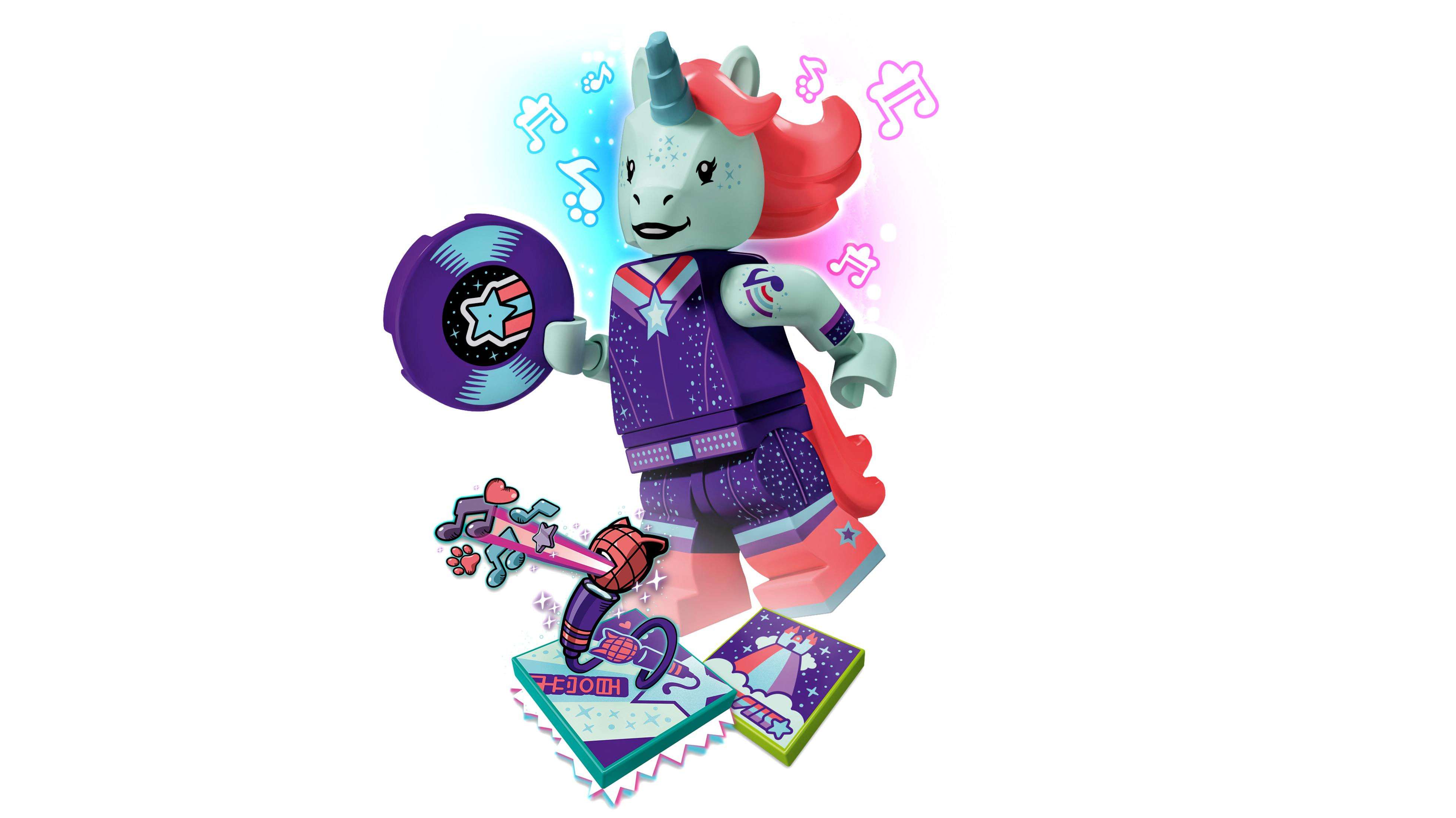 Figurka Lego jednorożca w fioletowym stroju, trzymająca płytę i gitarę. Widoczne nuty muzyczne.