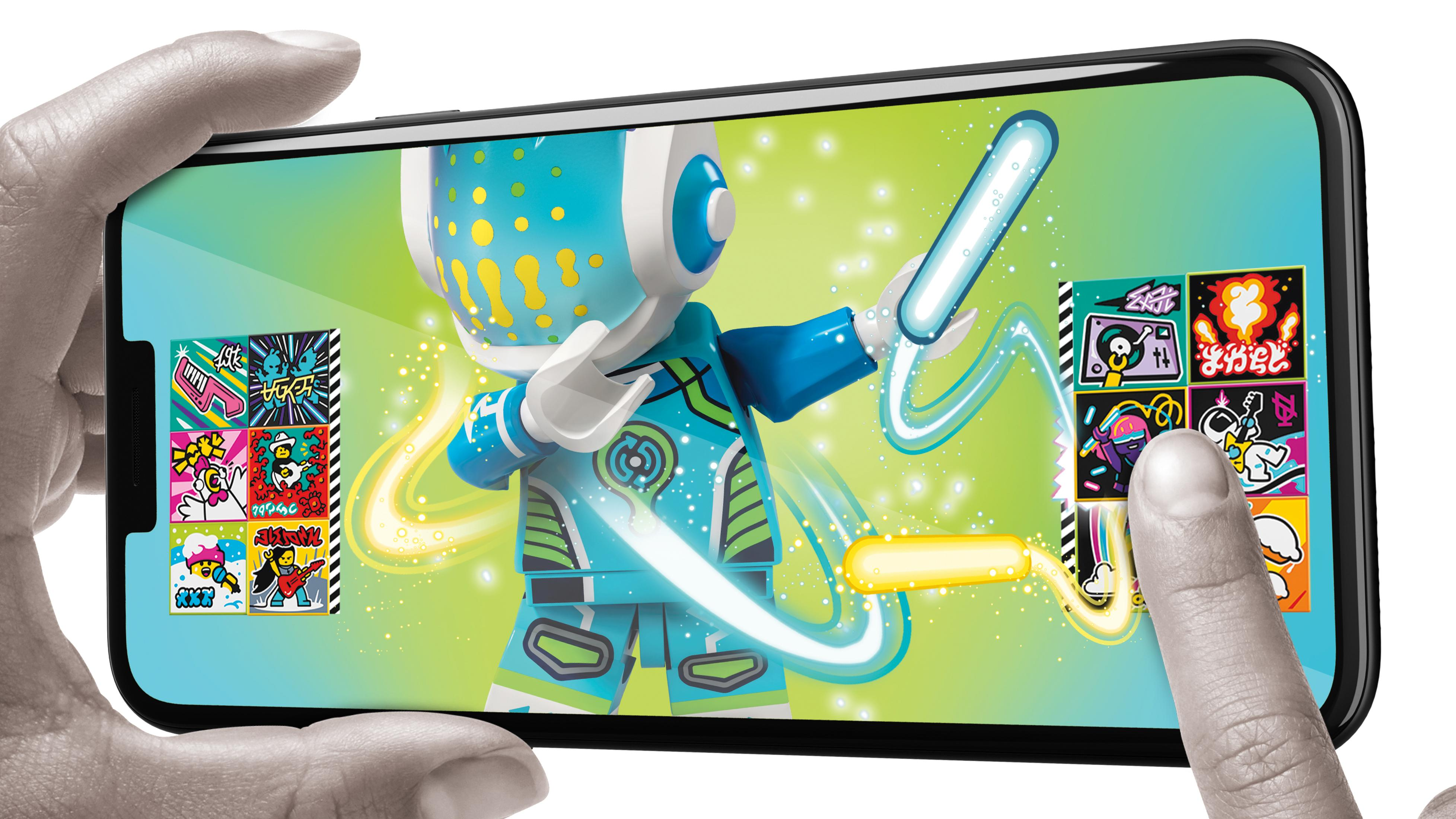 Eine Hand, die ein Smartphone hält, zeigt einen Lego-Roboter. Der Bildschirm zeigt farbenfrohe Kunst.