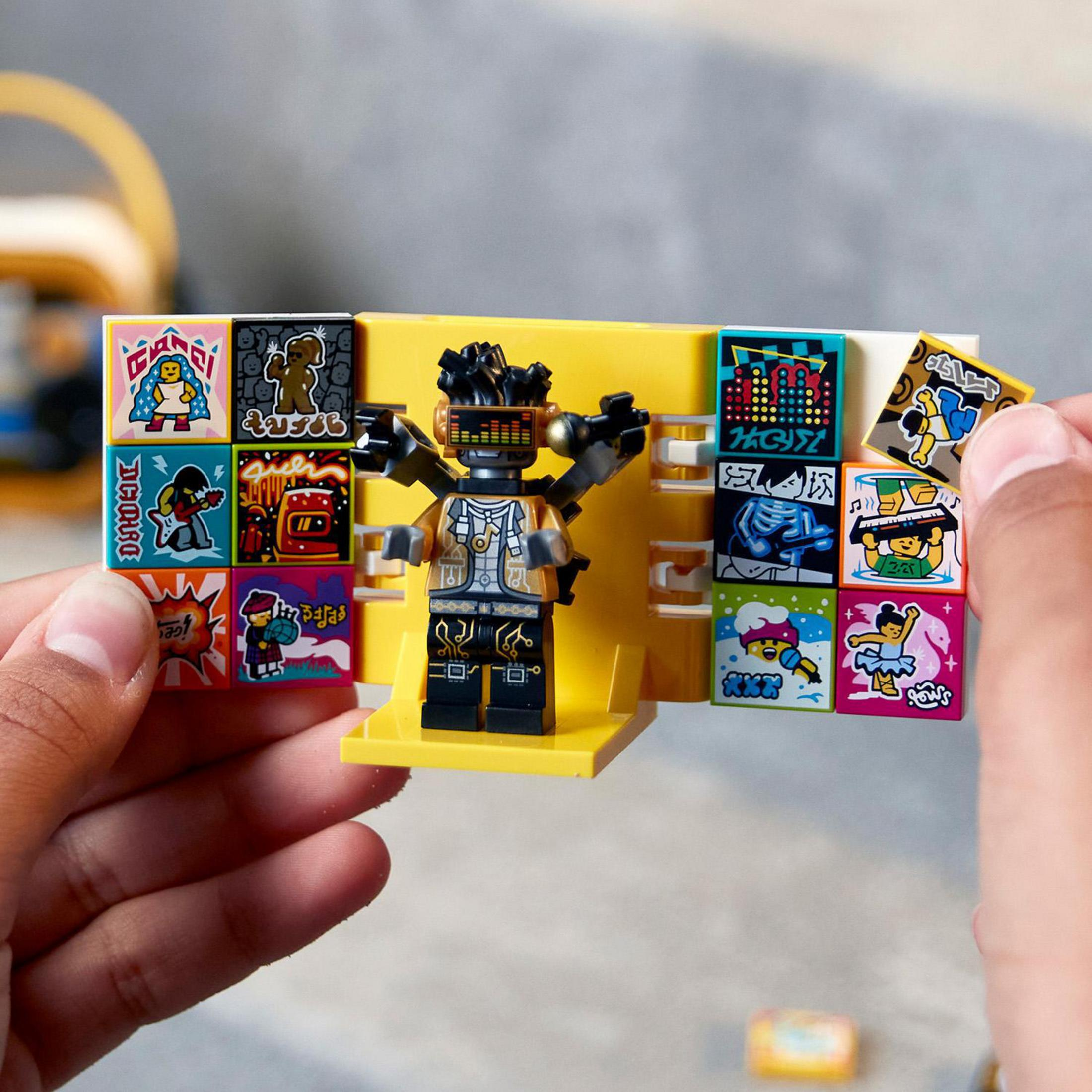 Lego-Figur eines DJs mit Musik-Kacheln in den Händen.