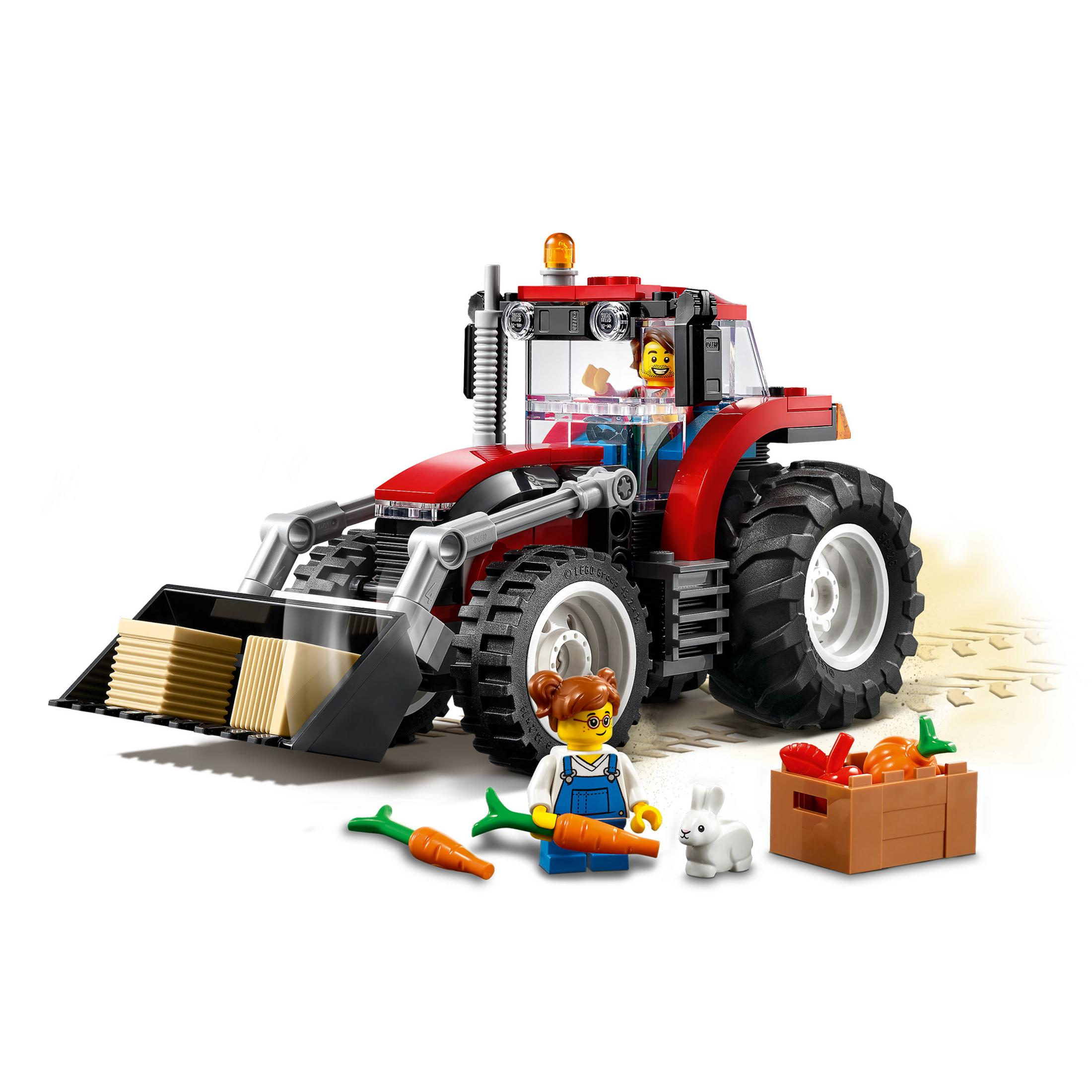 Ein Lego-Traktor mit Fahrer, einem Bauern, Karotten und einem Kaninchen. Der Traktor ist rot.