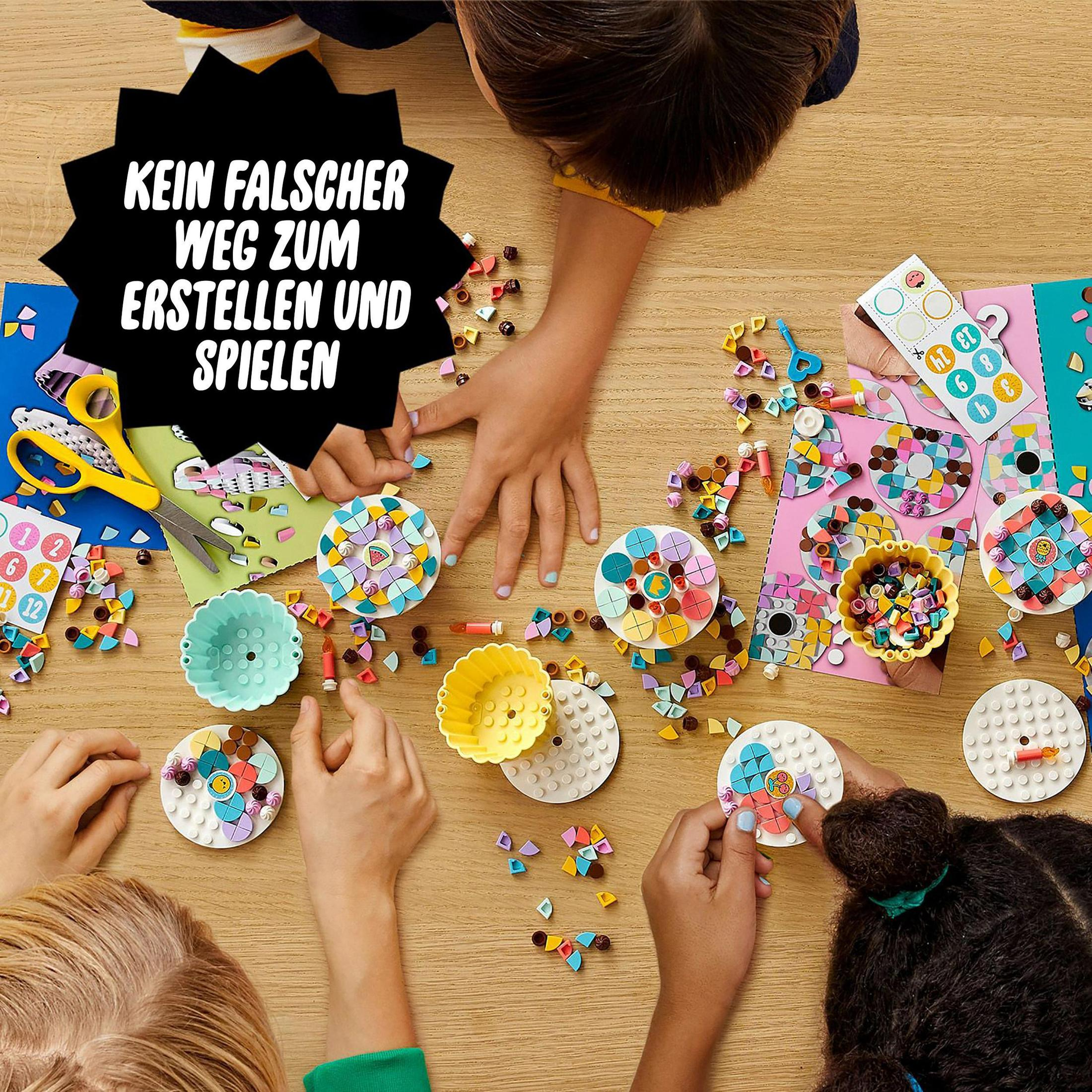 Kinder spielen mit Lego-Teilen auf einem Holztisch. Lego-Teile sind in Schalen.