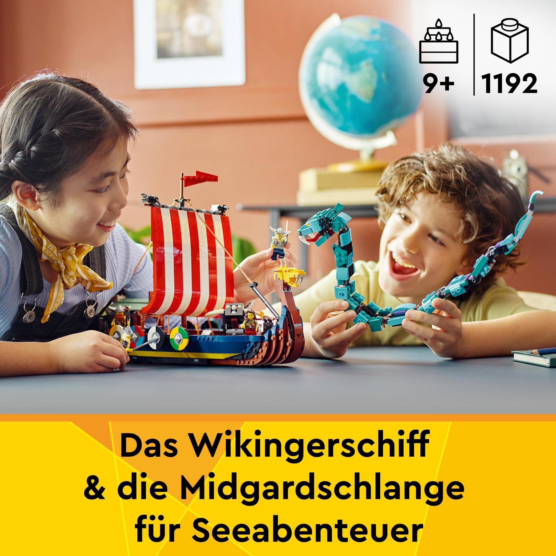Twee kinderen bouwen een LEGO Viking schip speelgoed en een blauwe draak speelgoed, glimlachend.