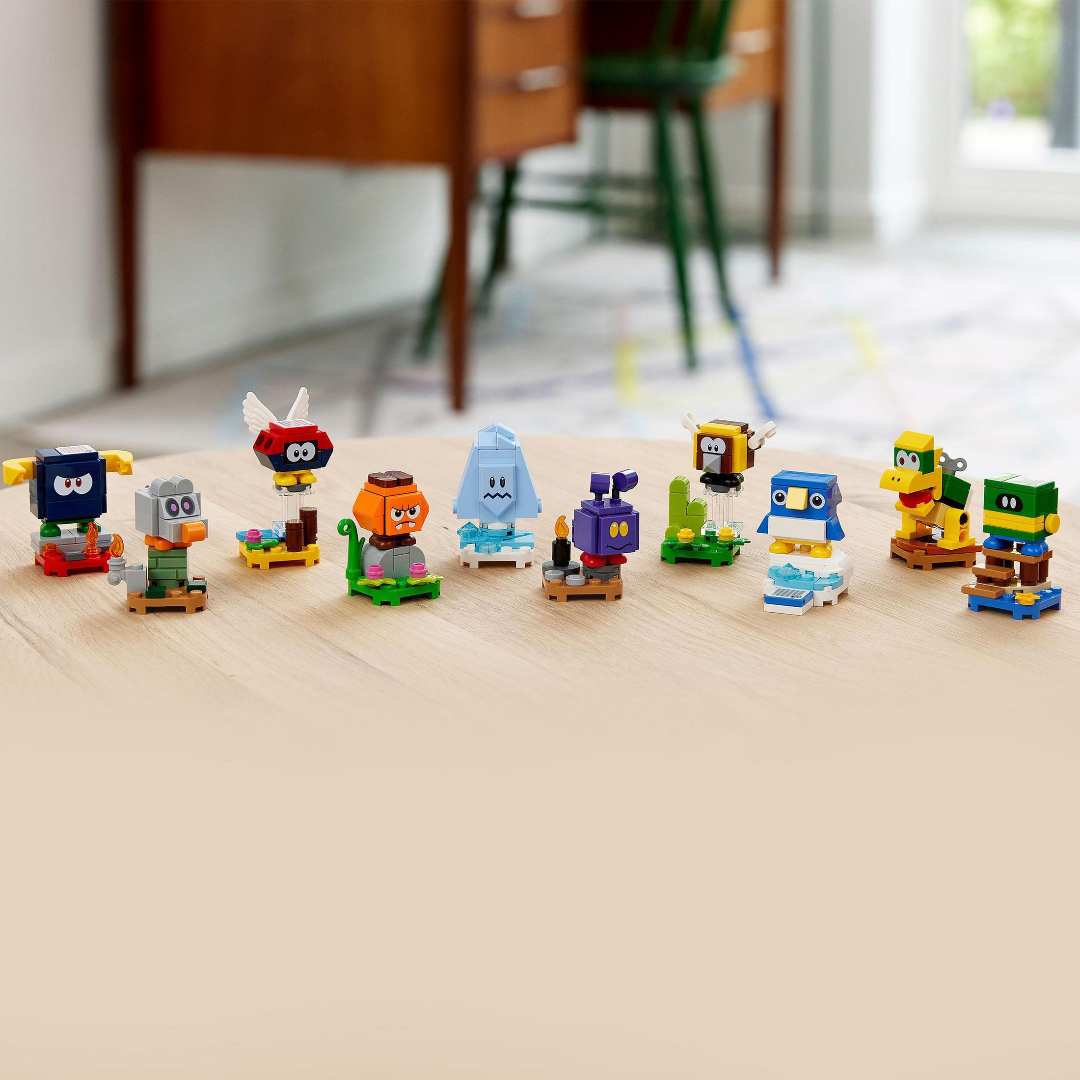 Ahşap bir masada Lego figürleri. Çeşitli renkli Lego karakterleri.