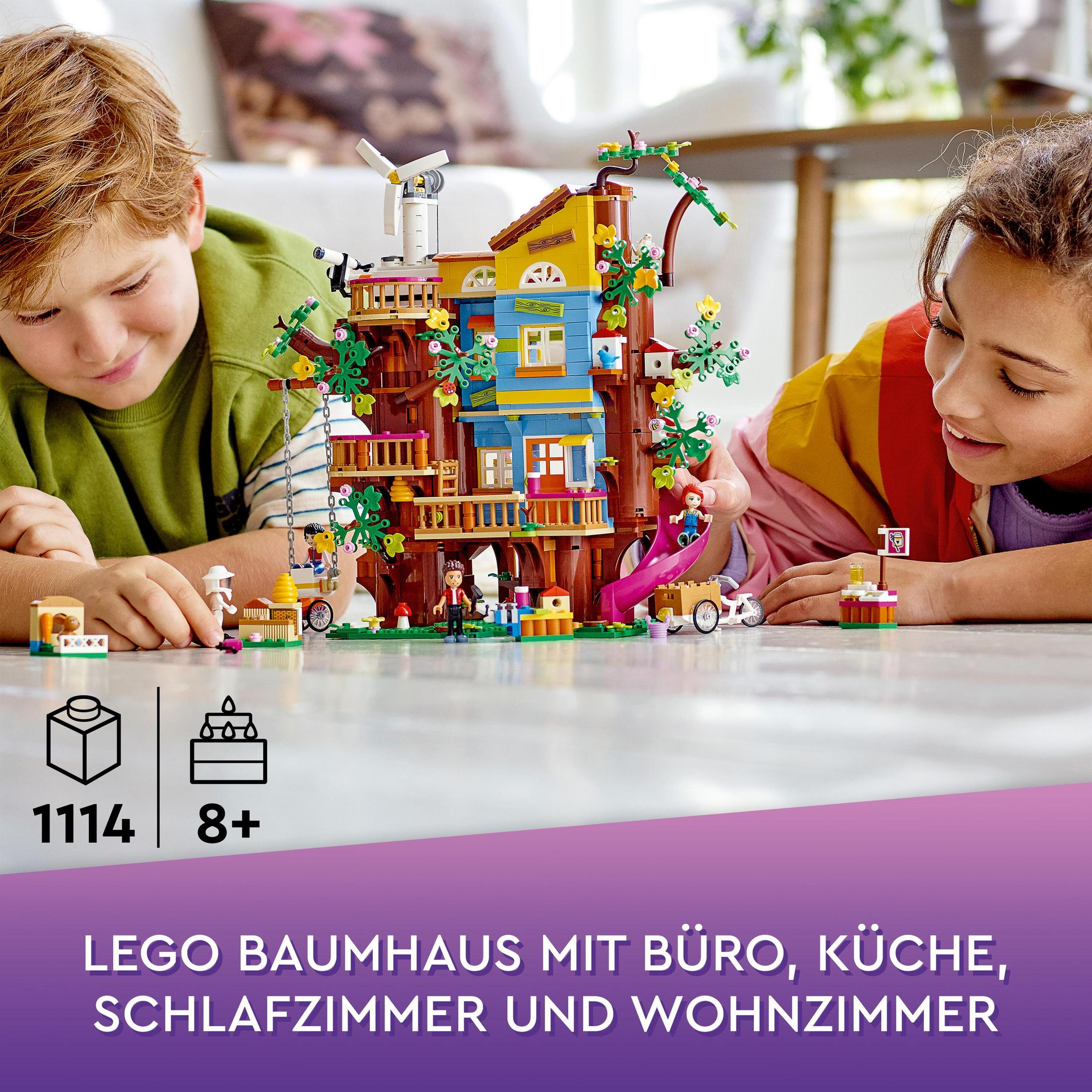 Kinder spielen mit einem Lego-Baumhaus-Set. Buntes Set, zwei Kinder, weißer Hintergrund.