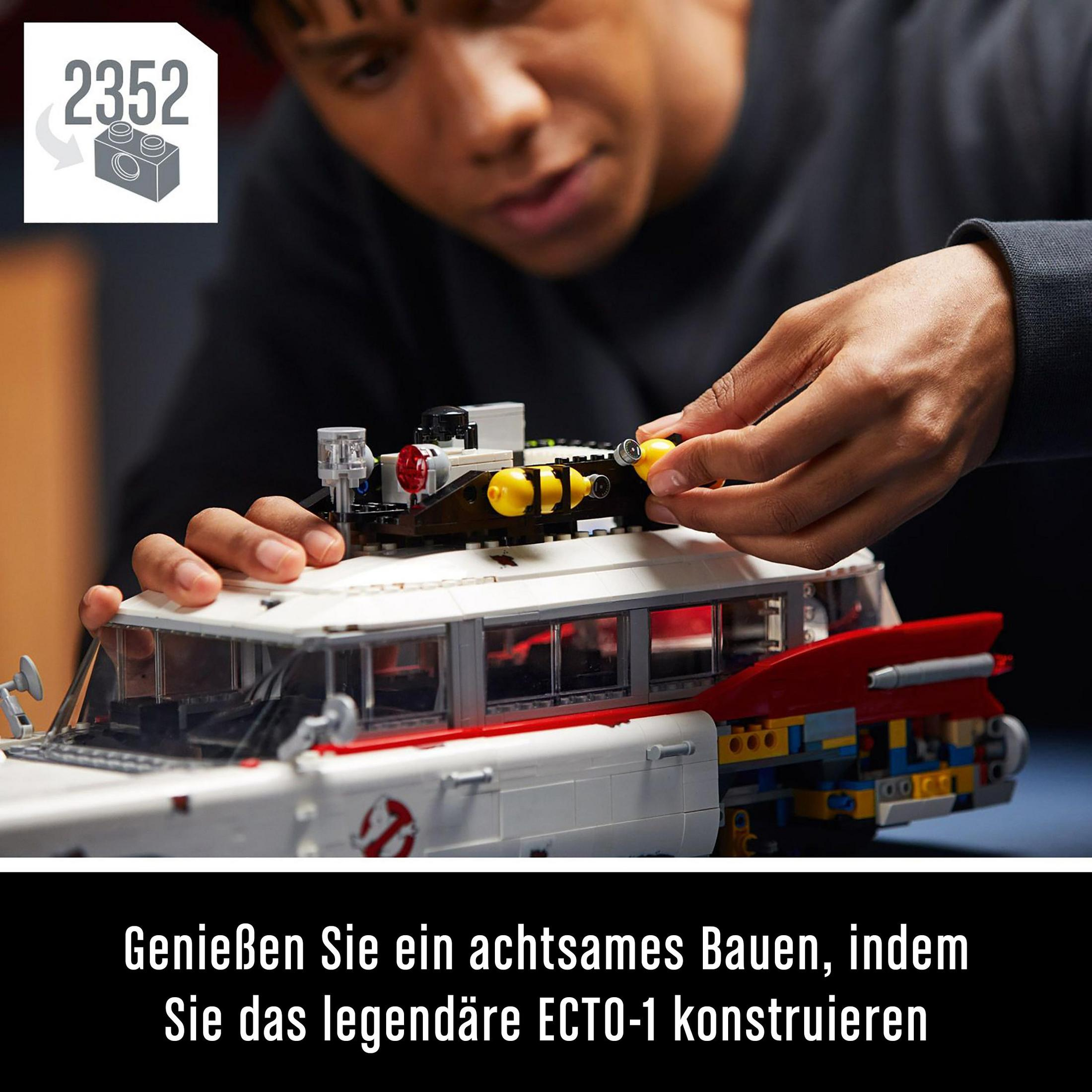Mężczyzna składający zestaw LEGO samochodu Ecto-1 z Ghostbusters.