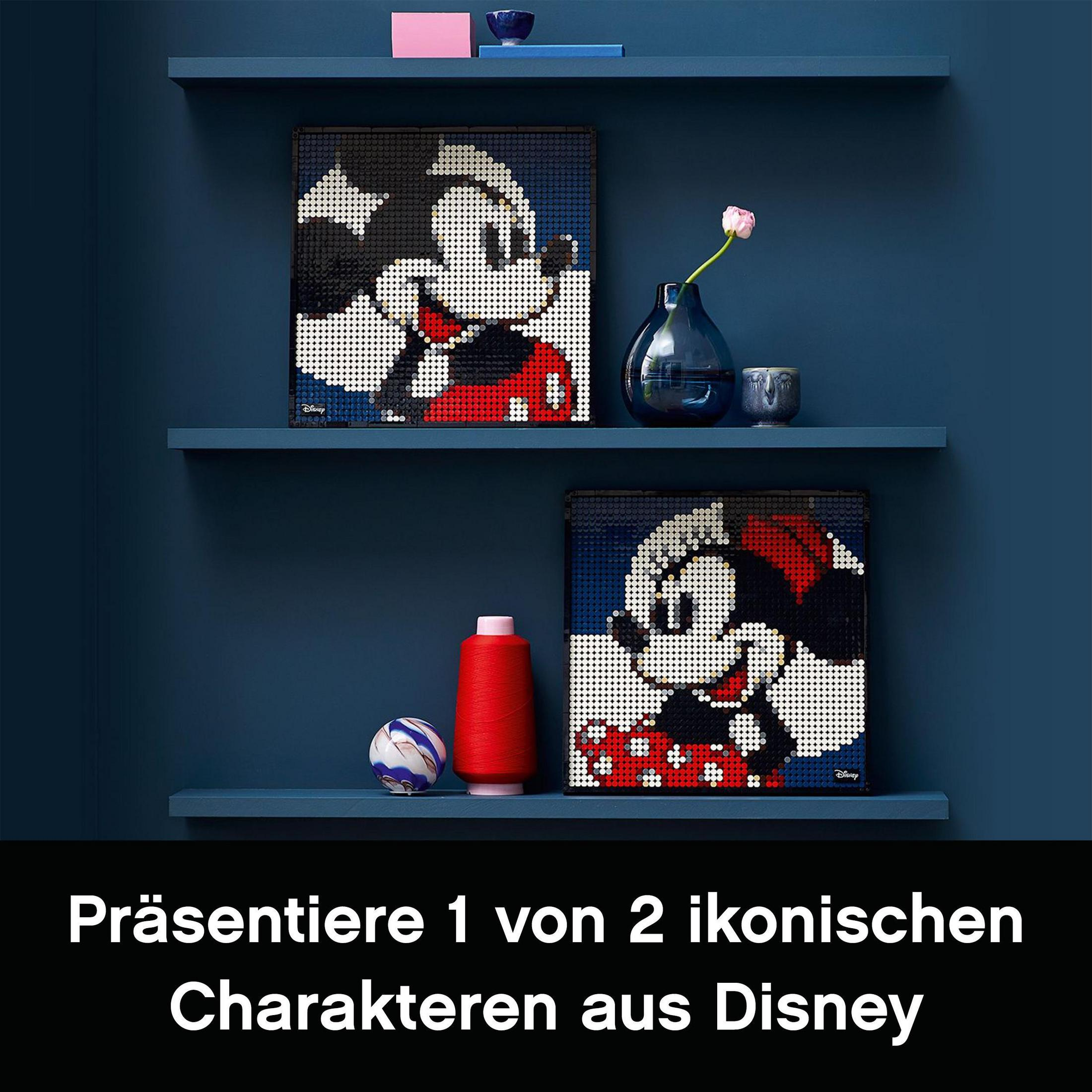 Zwei Lego Disney Mickey Mouse-Porträts auf einem dunkelblauen Regal mit Vase und Spule.