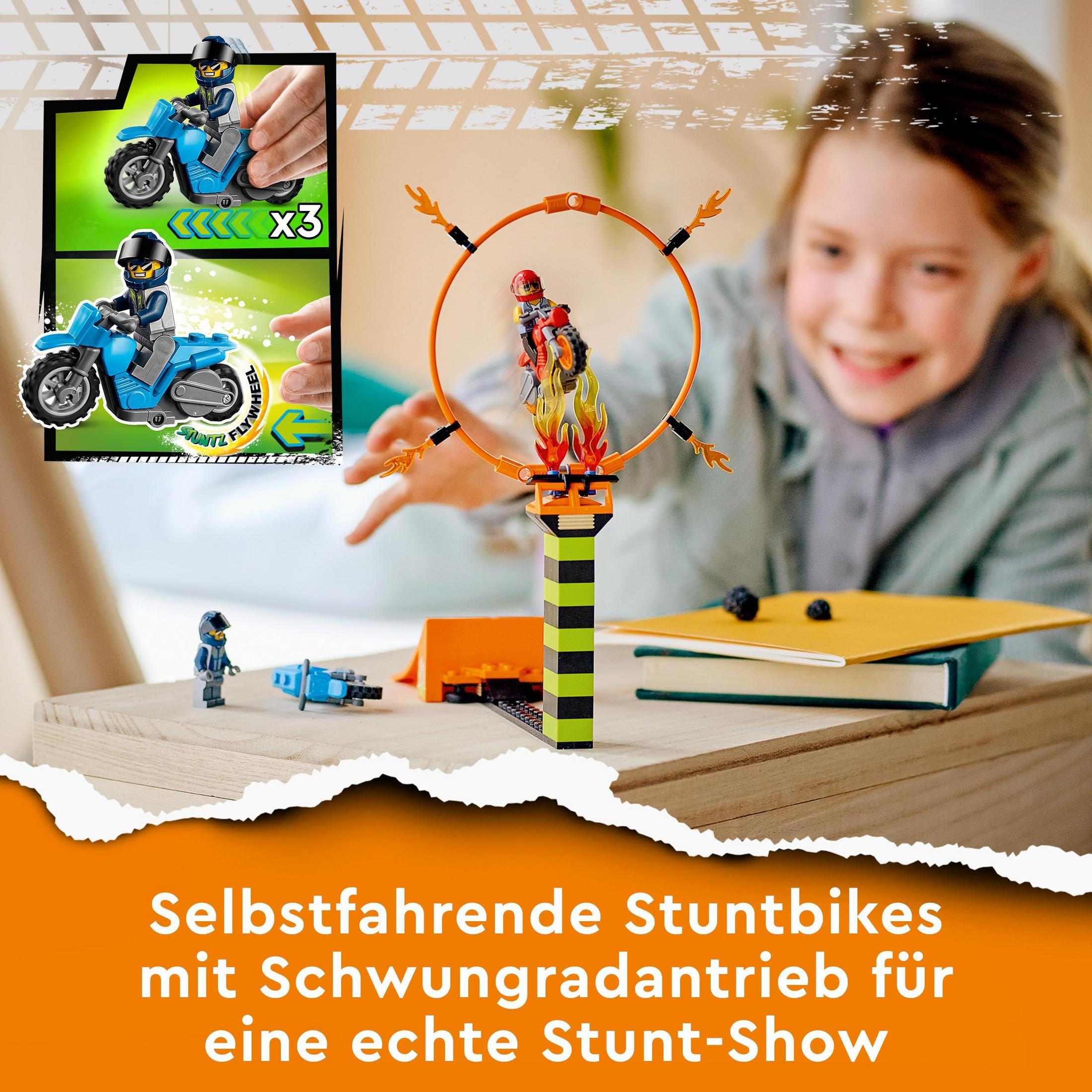 Een Lego-set met een stuntshow met motoren, een helling en een meisje dat kijkt.