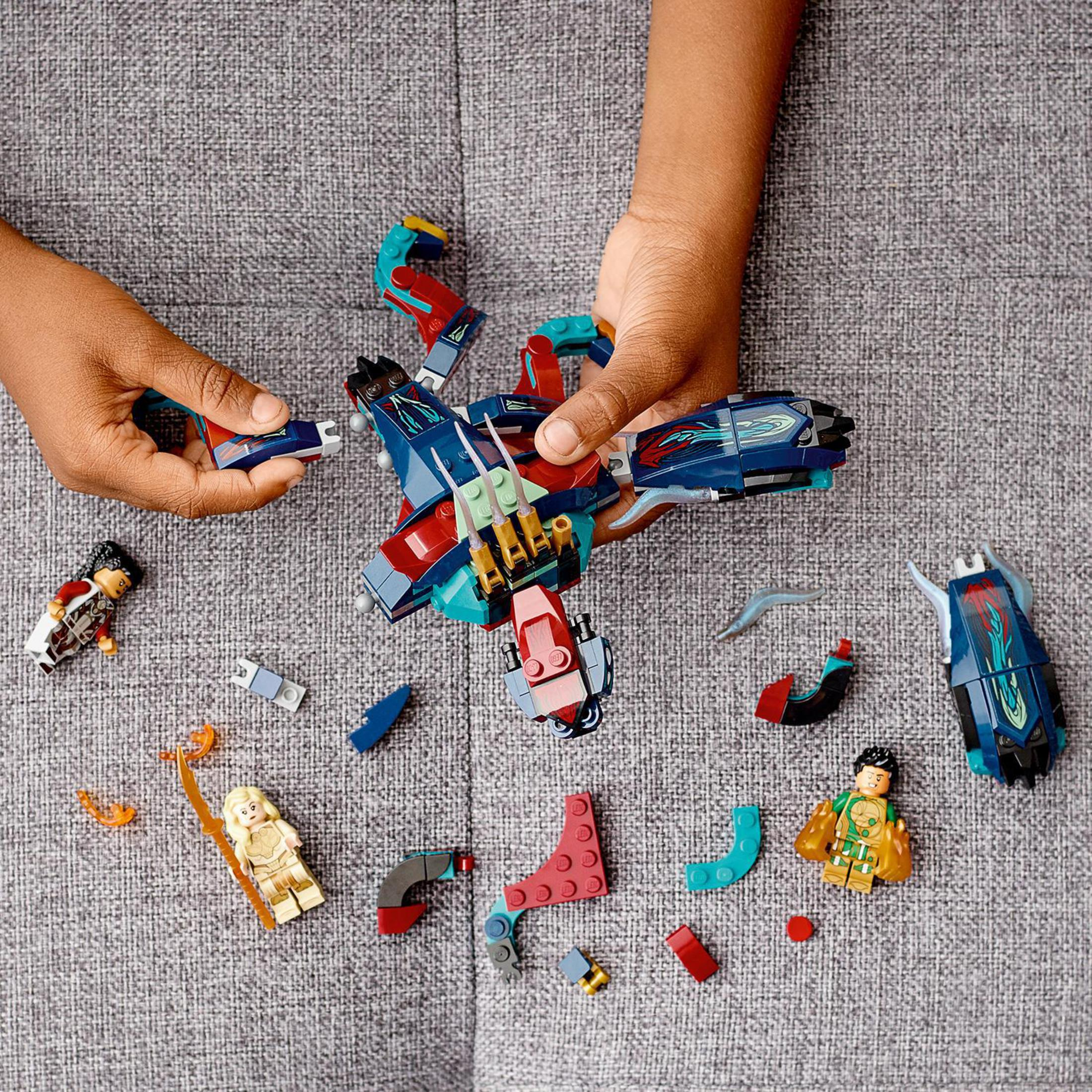 Lego-Set mit Figuren und Teilen. Das Set enthält ein Raumschiff und mehrere Figuren.