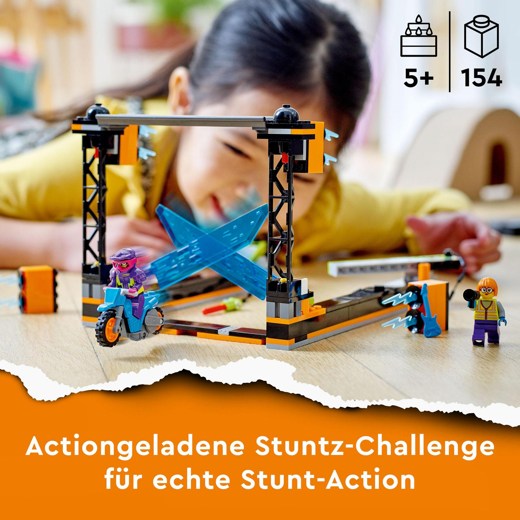 Ein Mädchen spielt mit einem Lego-Set mit einem Lego-Auto und Figuren. Orange und schwarzes Set.