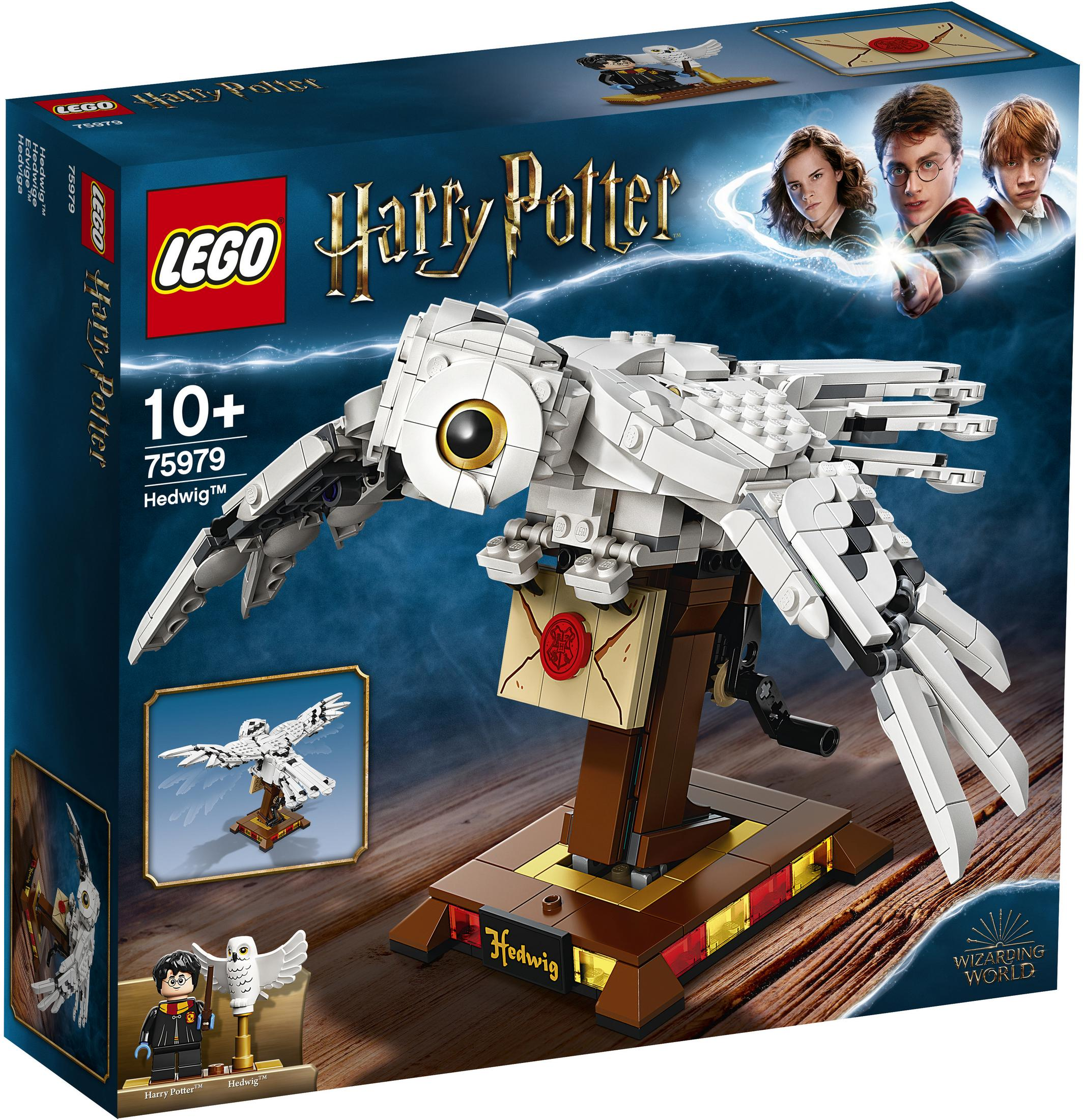 Ein Lego Harry Potter Hedwig Set. Die weiße Eule steht auf einem Ständer, die Box im Hintergrund.