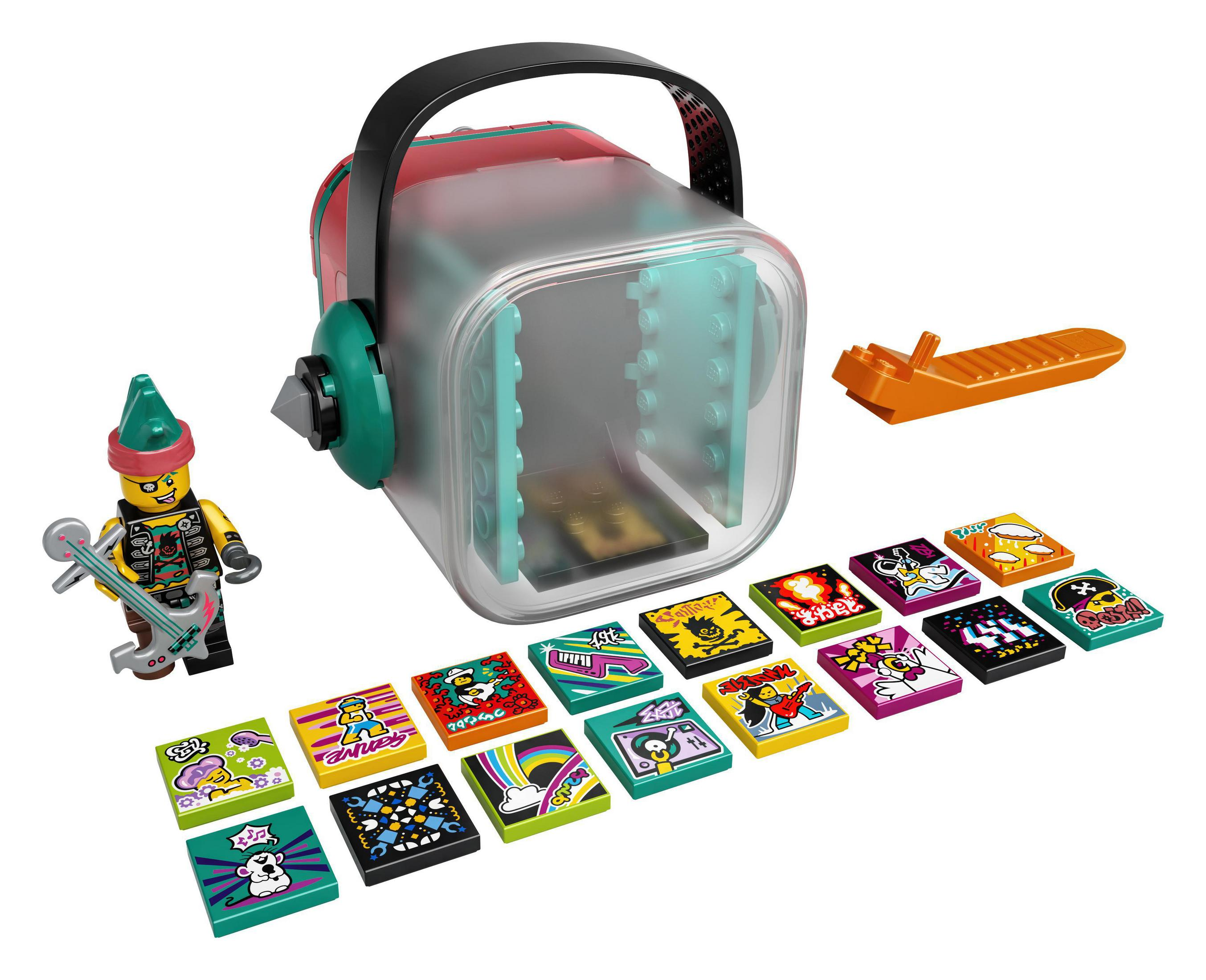 Lego-Set mit Minifigur mit Gitarre, transparenter Box und quadratischen Kacheln mit Bildern.