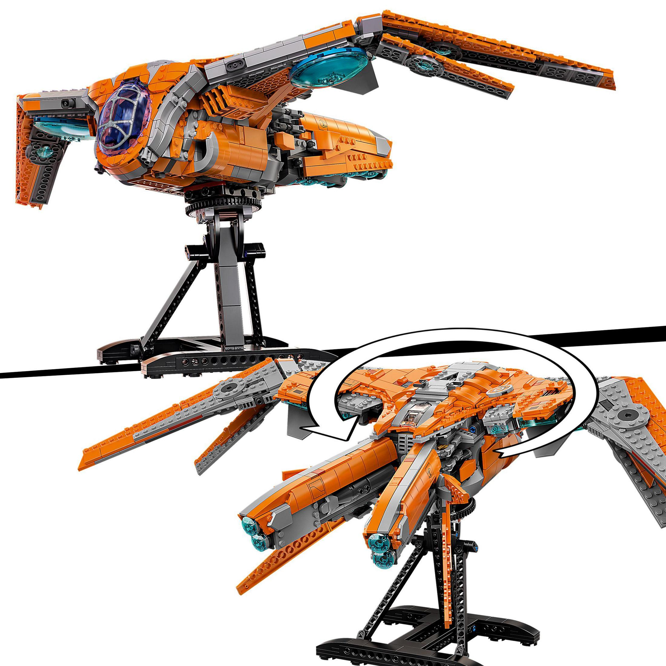 Zwei LEGO-Schiffe, orange und grau, auf Ständern. Eines hat ausgebreitete Flügel, das andere gefaltet. Weißer Hintergrund.