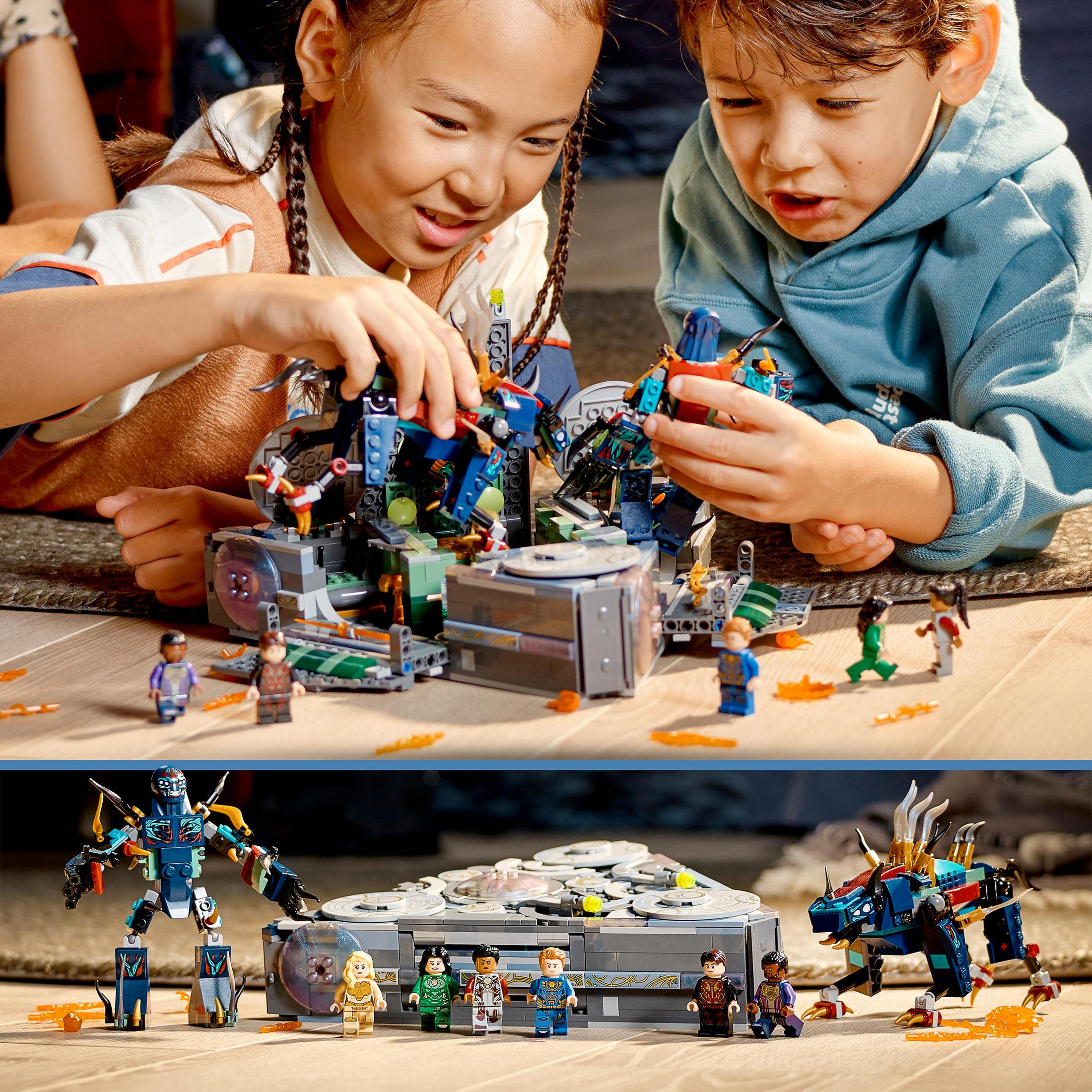 Kinder spielen mit Lego-Set, und Set mit Mini-Figuren ausgelegt.