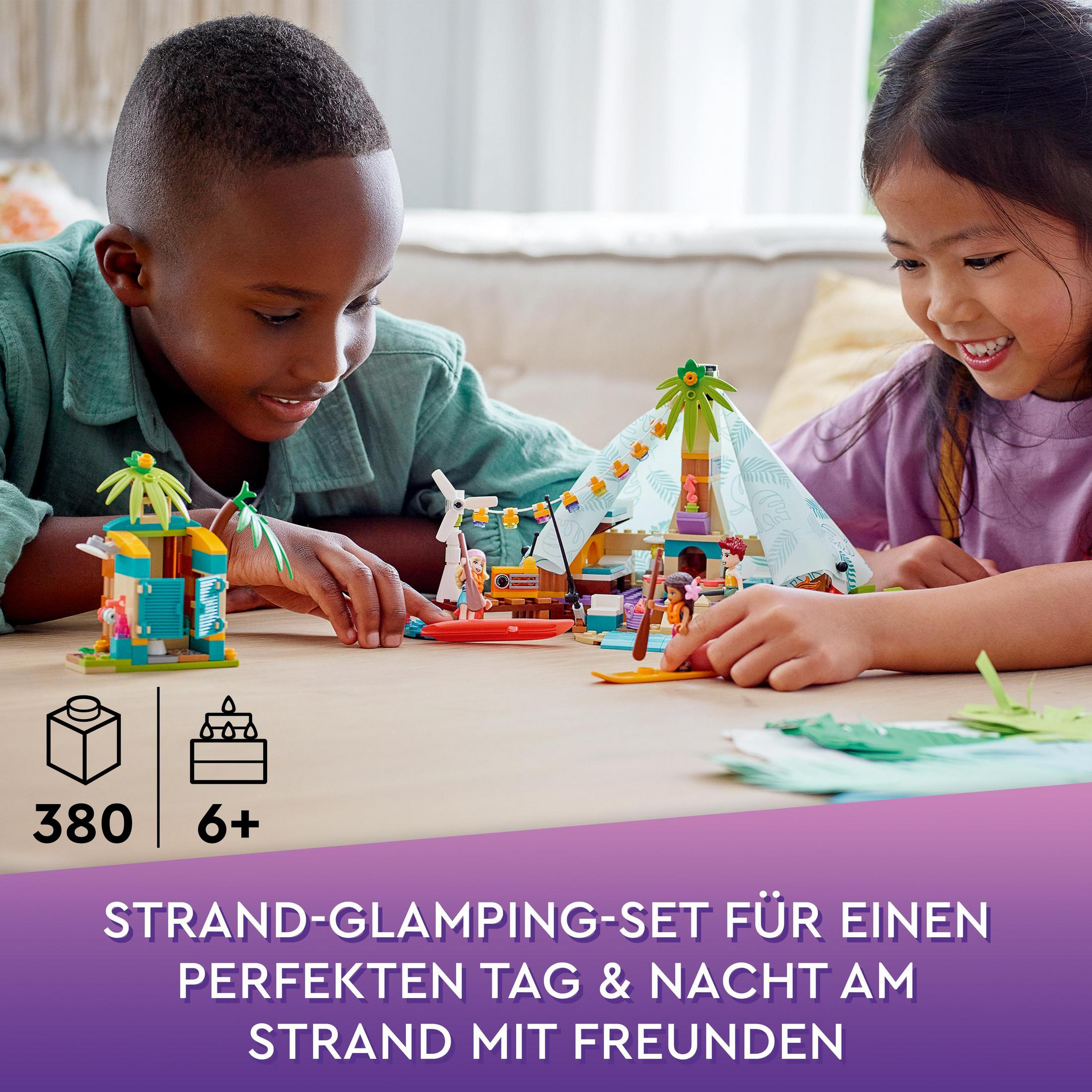 Zwei Kinder spielen mit Lego-Set. Text sagt 380, 6+. Strand-Glamping-Set.