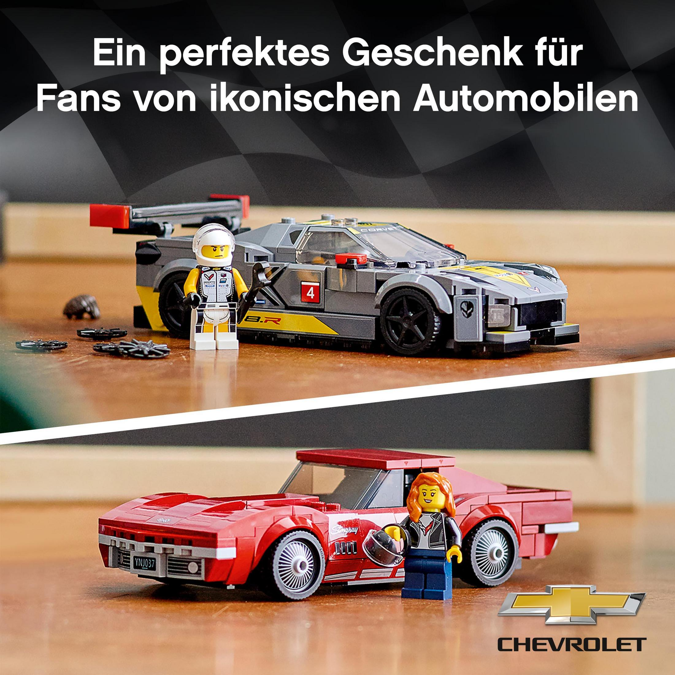 Zwei Lego-Autos mit Figuren. Eines ist grau, das andere rot. Das Wort Chevrolet ist sichtbar.