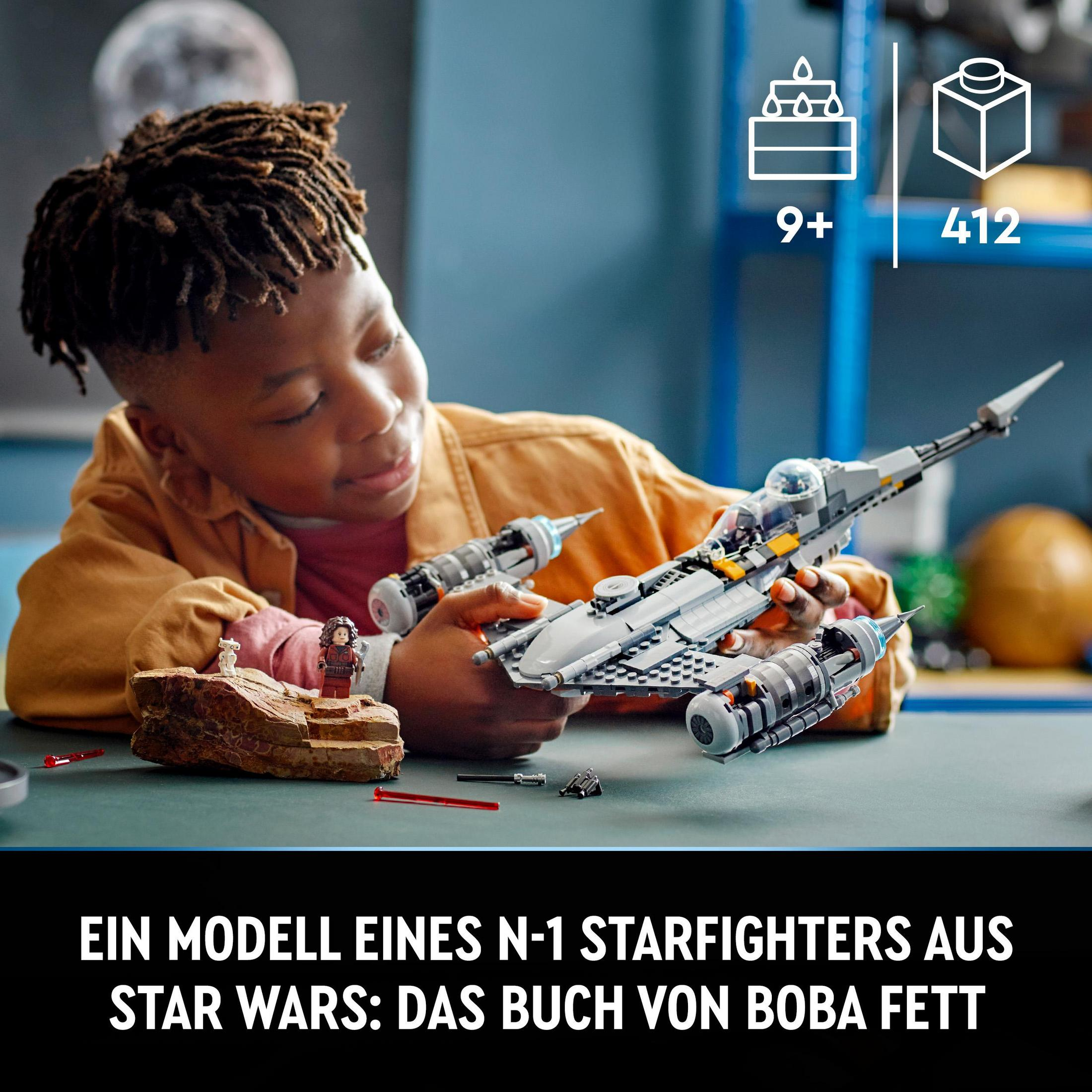 Chłopiec bawiący się modelem Star Wars N-1 Starfighter. Tło pokazuje planetę i zabawki.