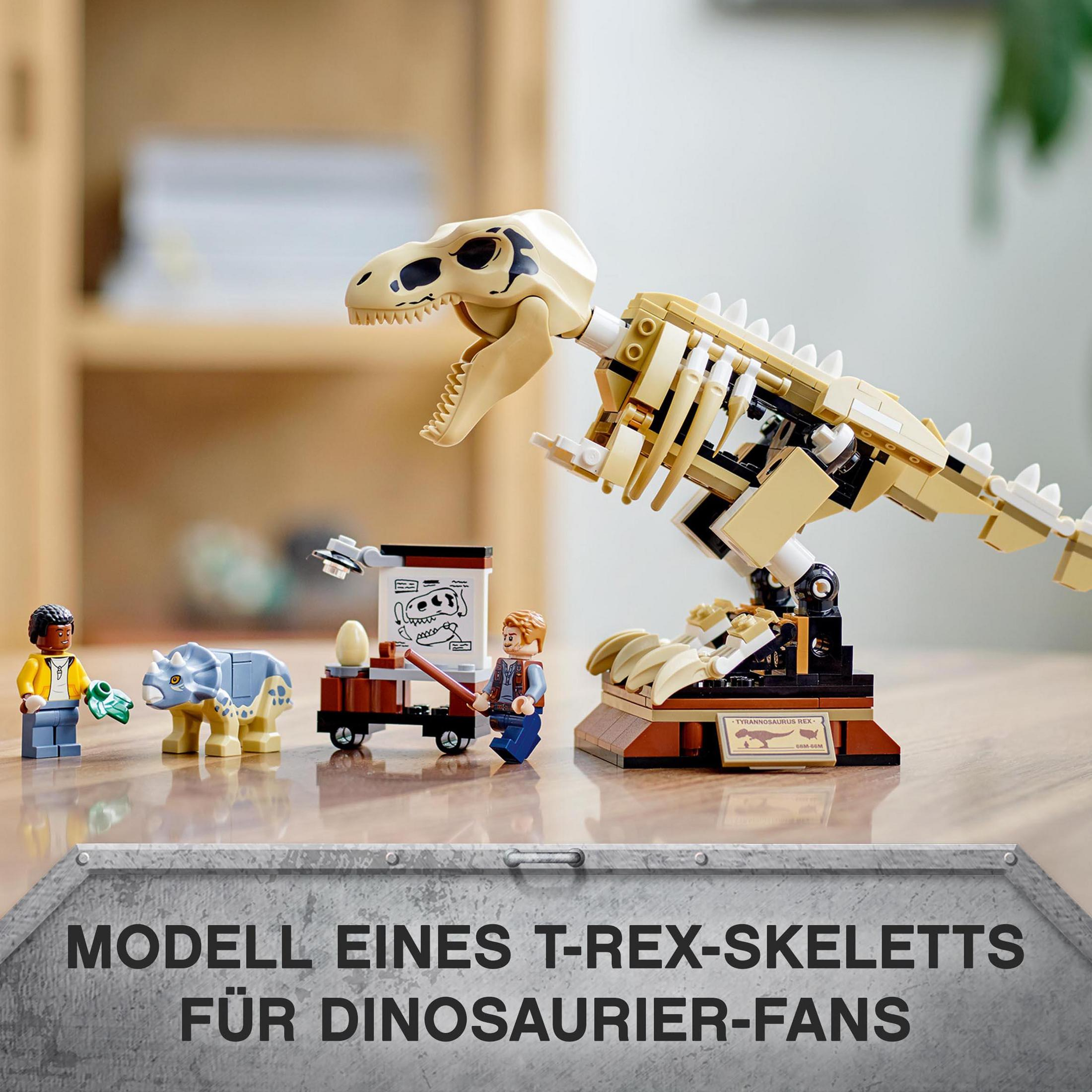 Lego-Set eines T-Rex-Skeletts, eines Wissenschaftlers und einer Dinosaurierfigur.