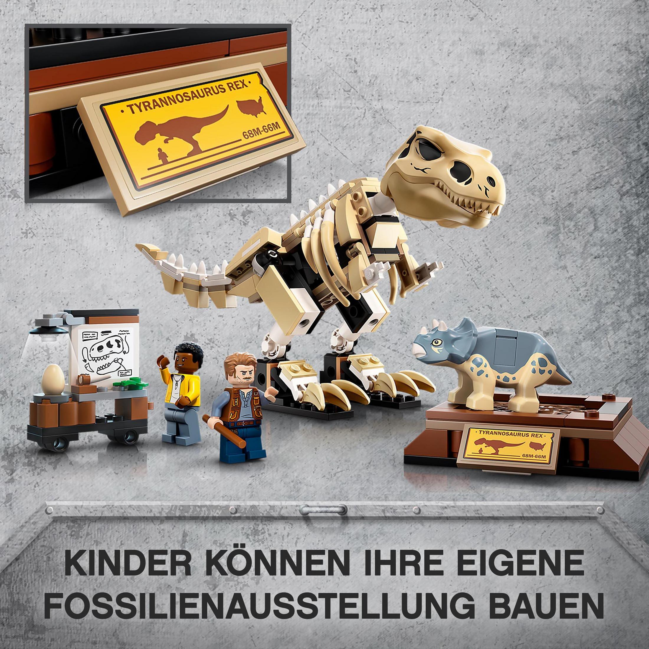Lego-Dinosaurierskelett und Figuren auf grauer Oberfläche. Museums-Ausstellung.