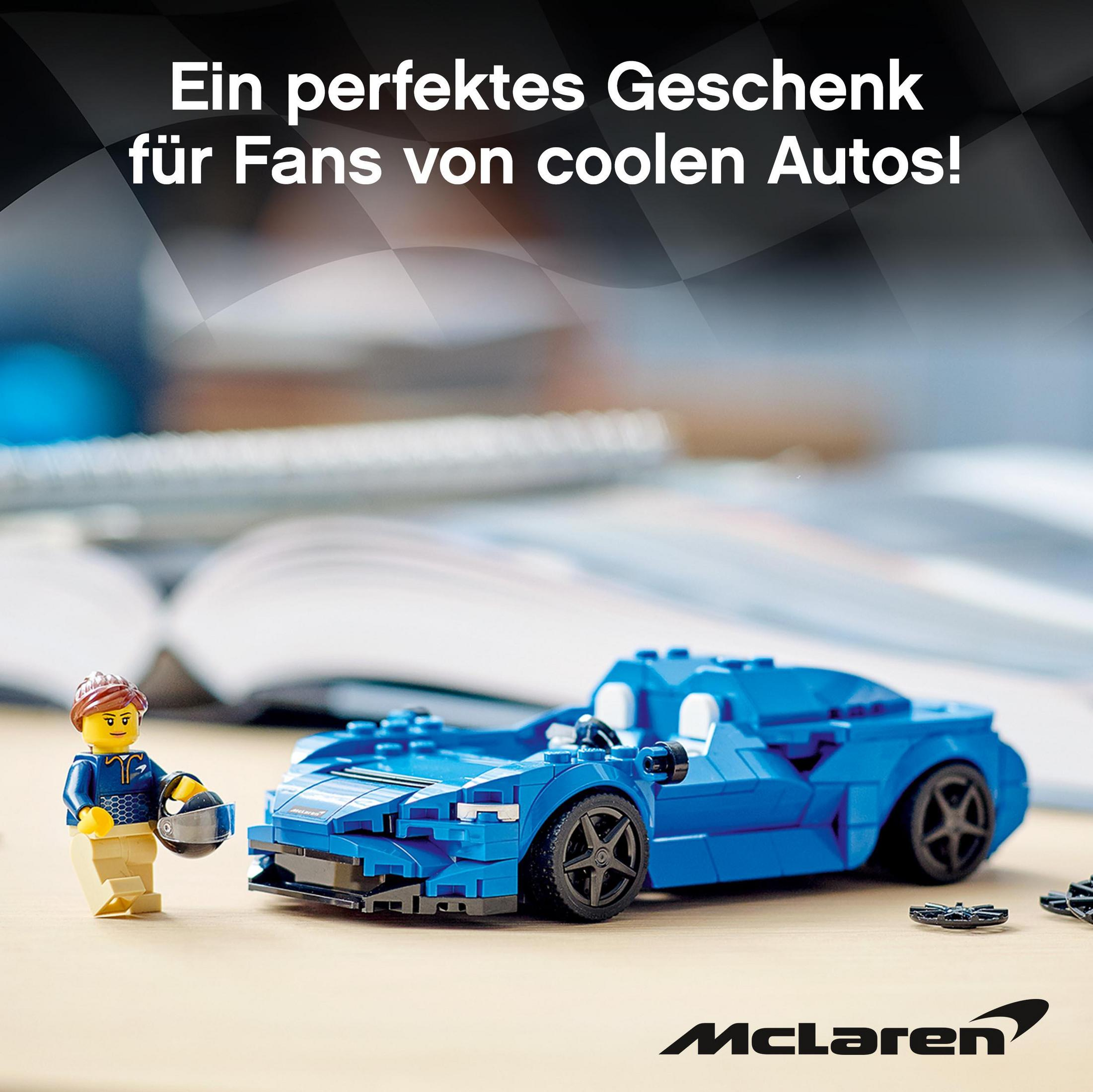 Yanında bir kask tutan bir minifigürle LEGO McLaren araba. Mavi araba ve açık tenli bir figür.