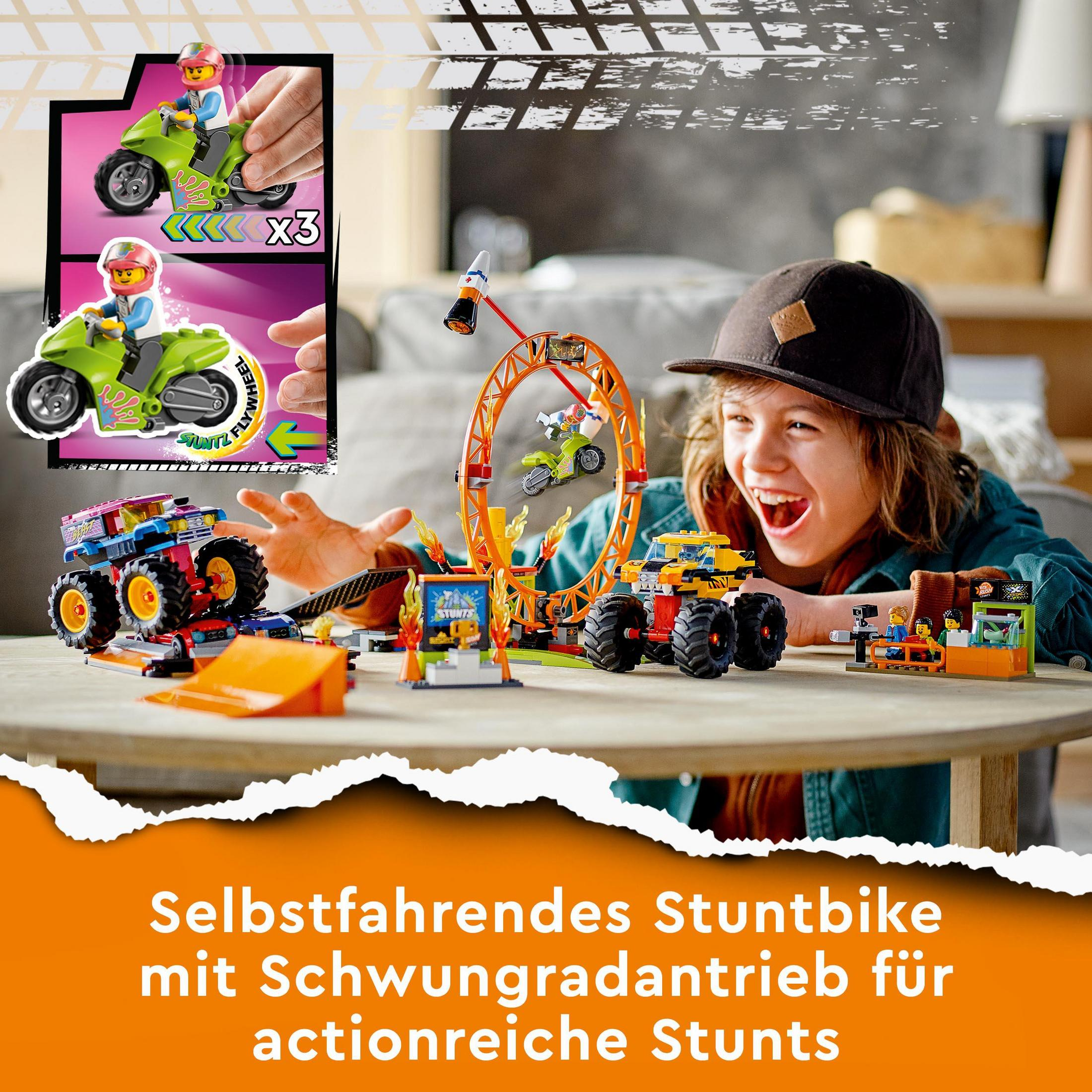 Chłopiec uśmiecha się do zabawek motocykli na stole. Tekst: Samojeżdżący motocykl kaskaderski.