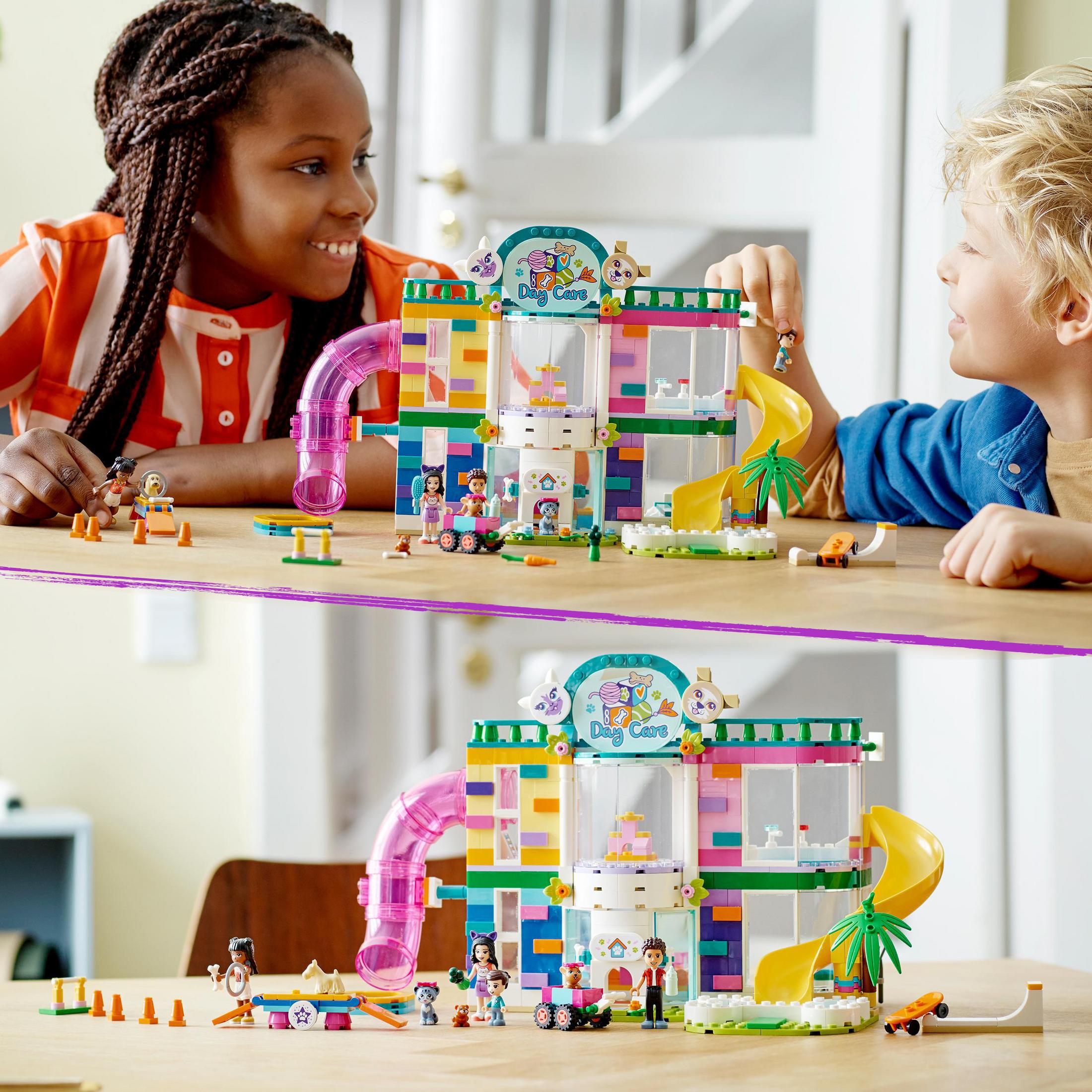 Dzieci bawią się zestawem Lego dla przedszkola. Budowanie z kolorowych klocków i figurek. Drewniany stół.
