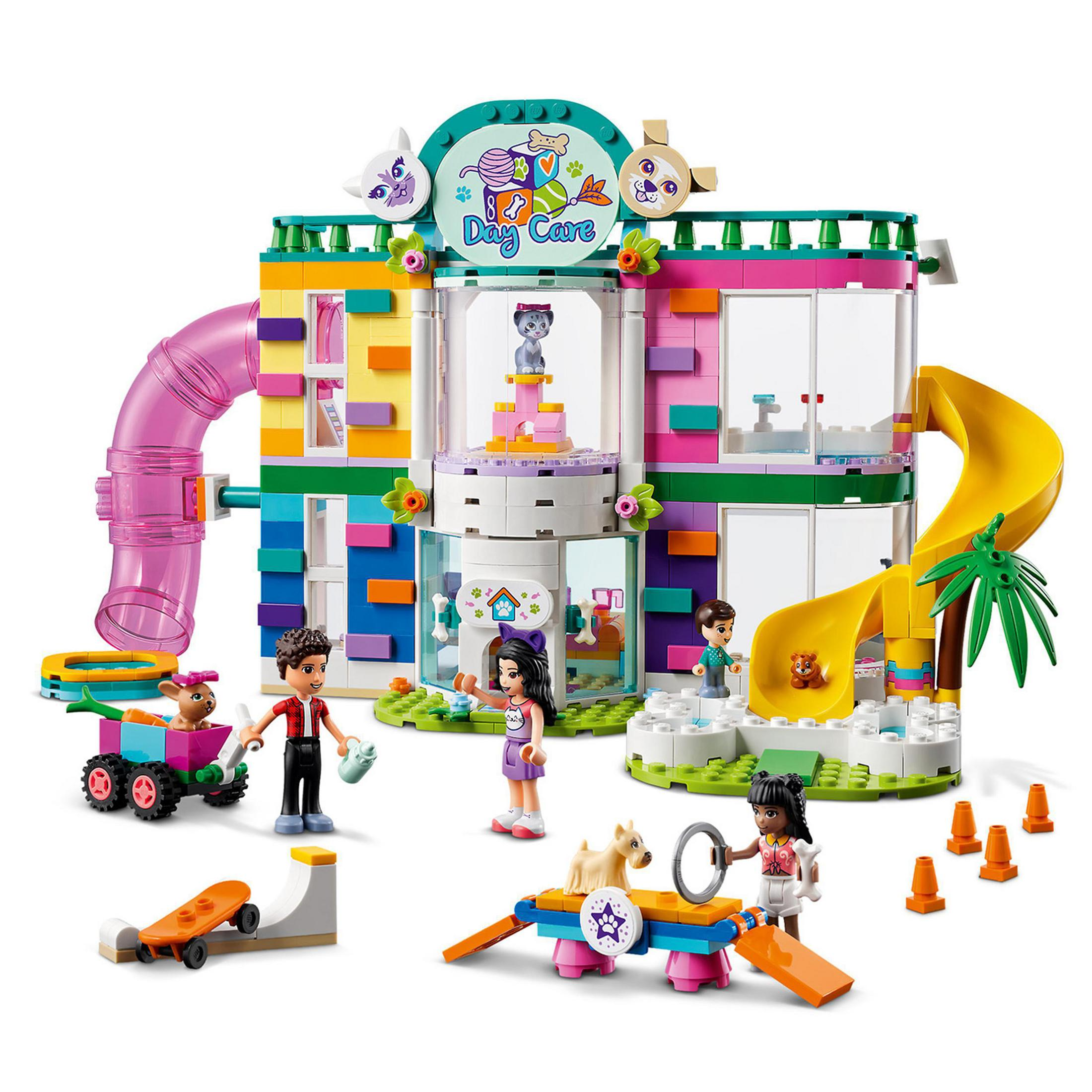 Zestaw Lego z przedszkolem z figurkami i akcesoriami. Białe tło.