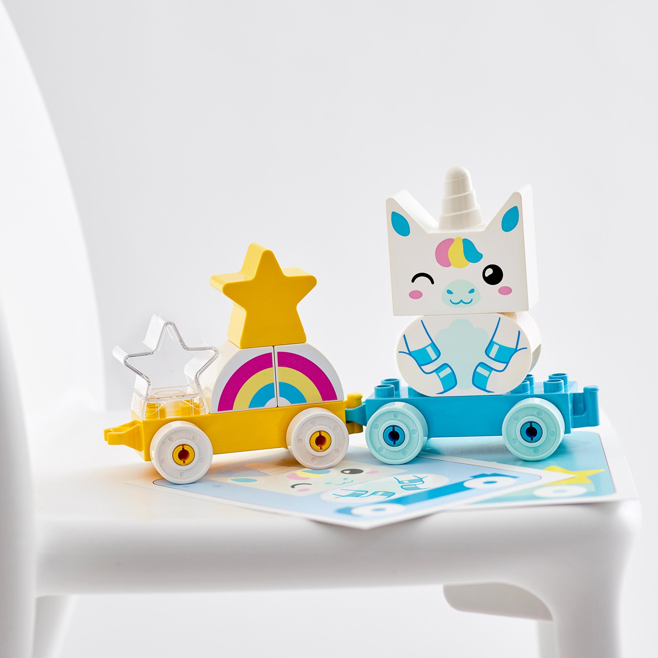Zwei Lego Duplo Waggons, einer mit Stern und Regenbogen, der andere ein Einhorn.
