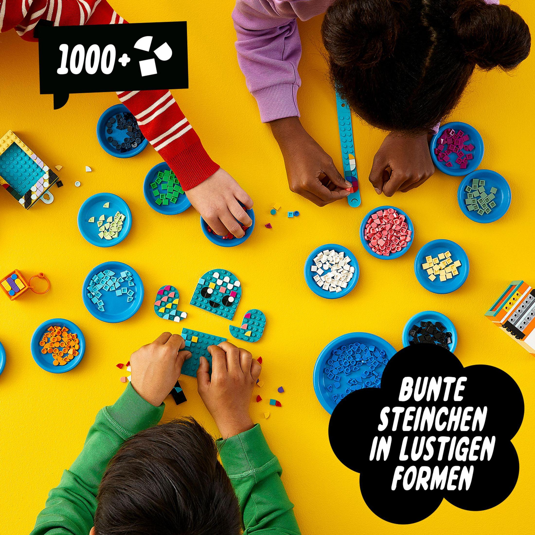 Kinder um einen gelben Tisch mit Lego-Teilen und blauen Schalen. Sprechblase sagt '1000+' Teile.
