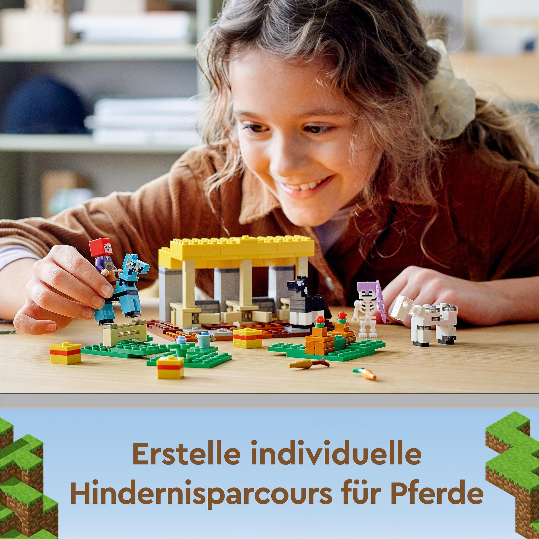 Bambino che costruisce con i Lego. Set Lego con cavalli e fattoria. Testo: Crea percorsi a ostacoli.