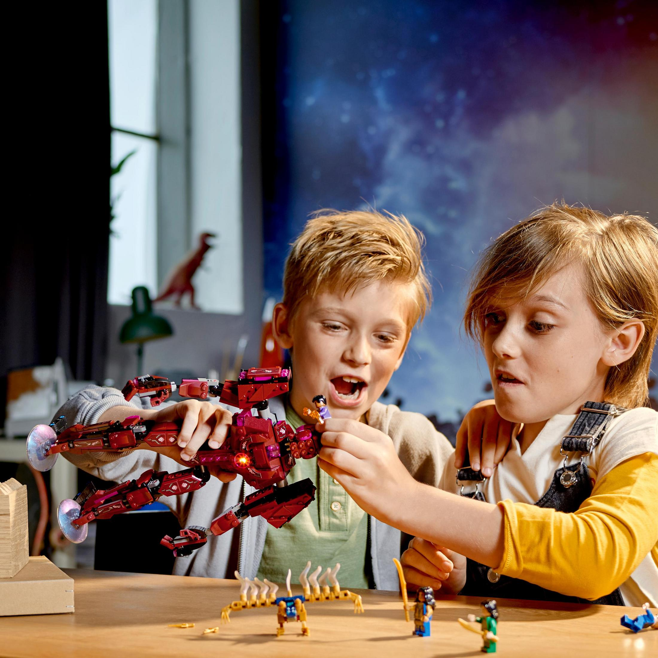 Zwei Jungen spielen mit einem Lego-Set. Ein roter Lego-Roboter steht im Mittelpunkt. Weißer Hintergrund.