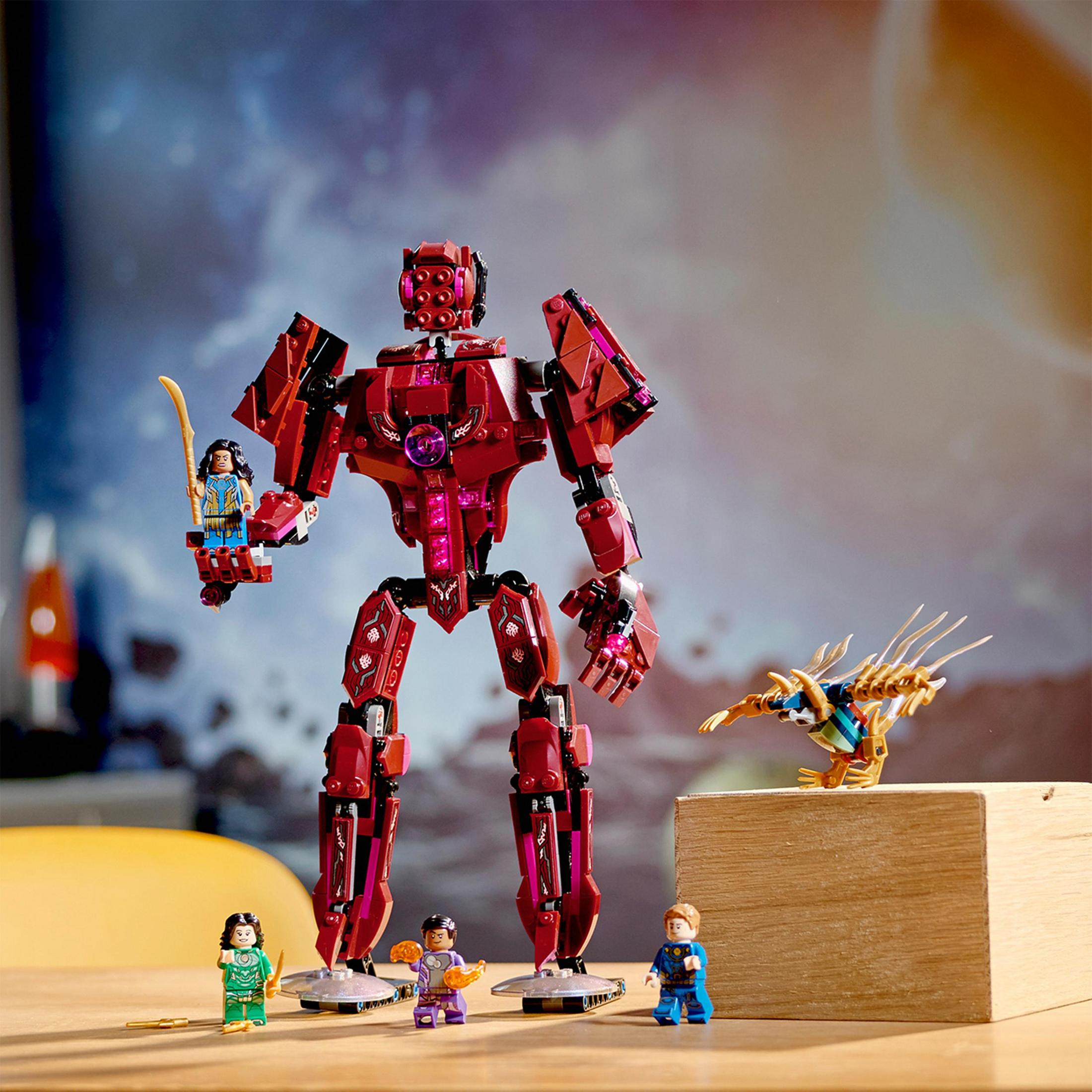 Lego-Set mit rotem Mech, kleinen Figuren und goldener Kreatur auf Holzblock.