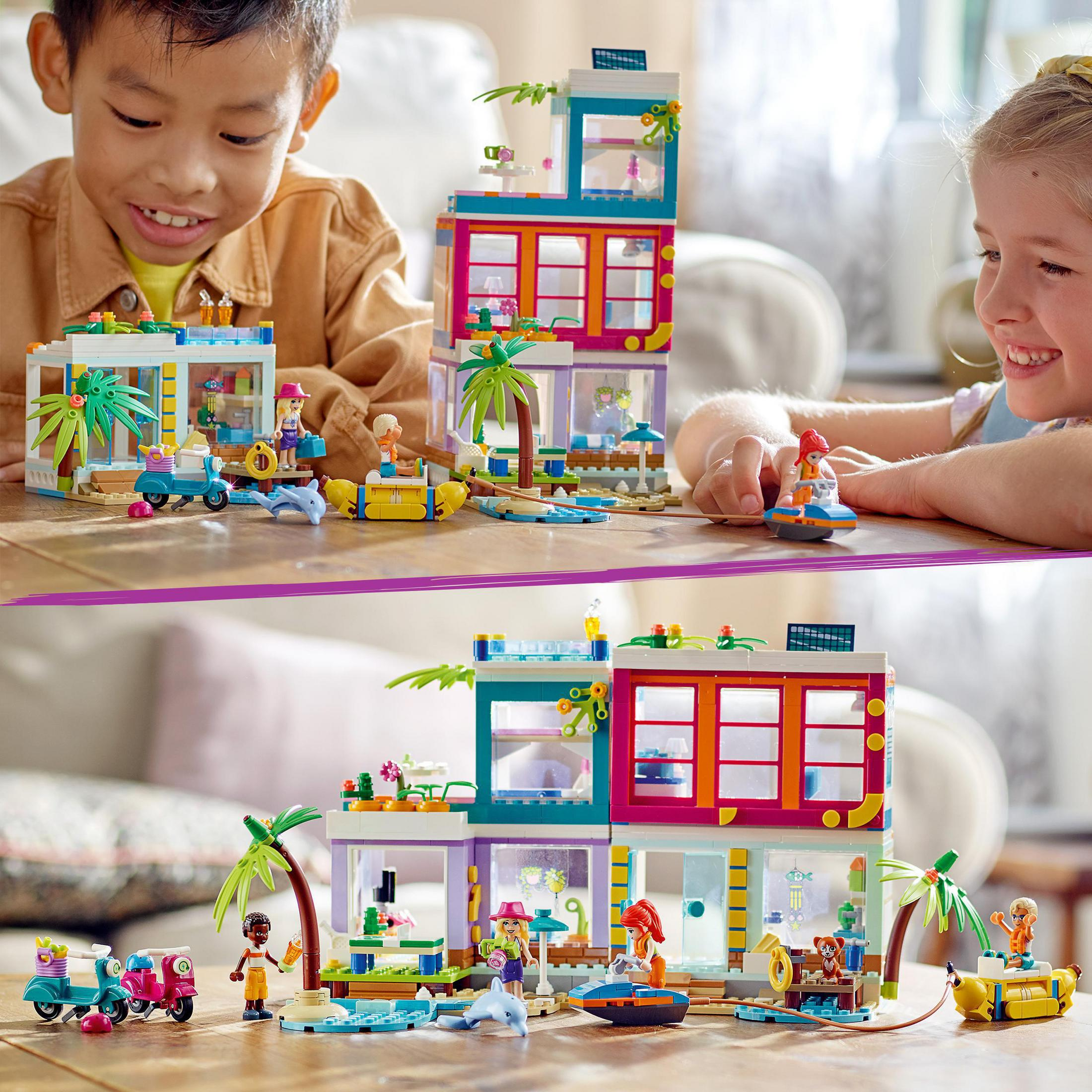 Twee kinderen spelen met LEGO Friends sets. Ze bouwen een kleurrijk strandhuis.