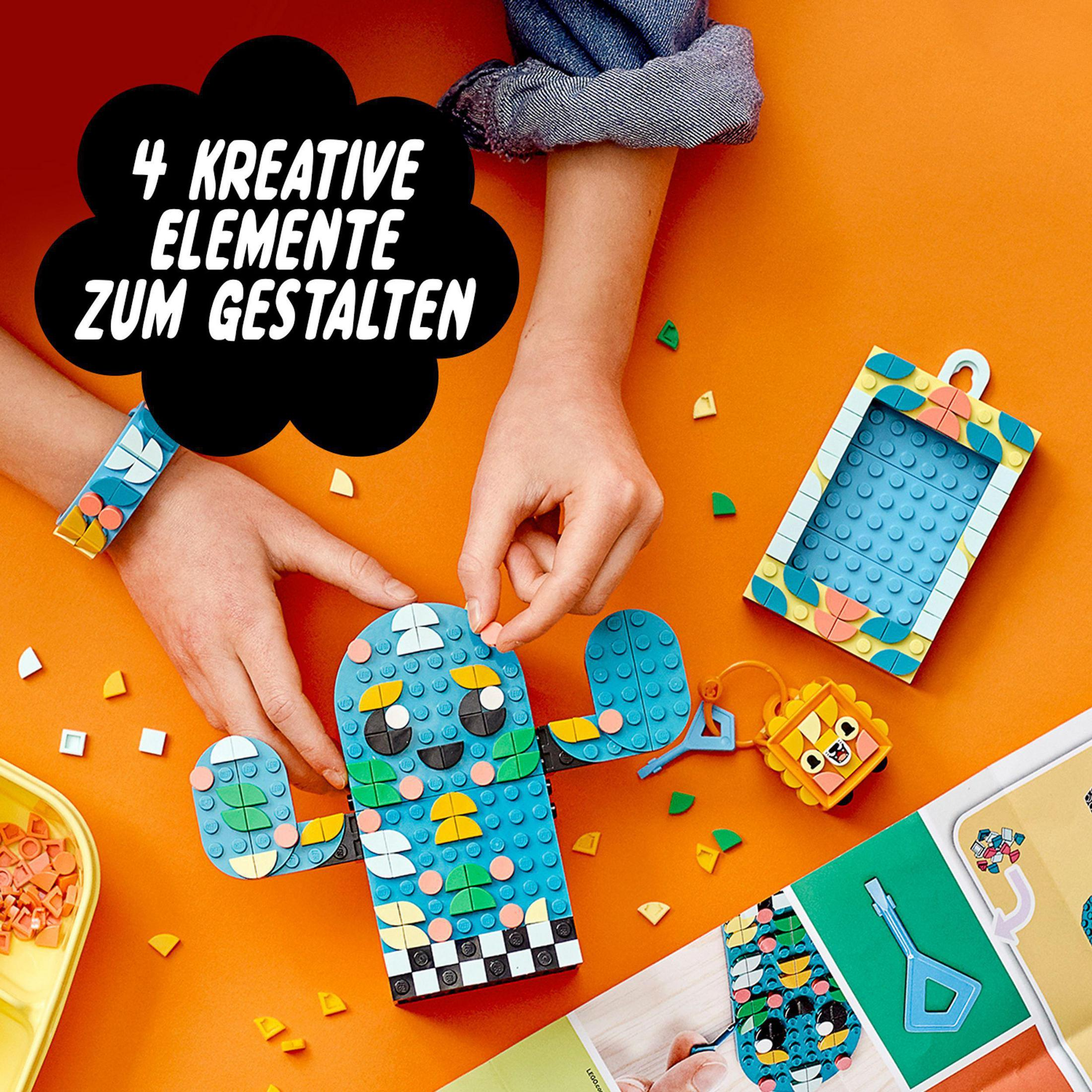 Mains assemblant des briques Lego pour former un cactus, avec d'autres créations Lego et un plateau jaune à proximité.